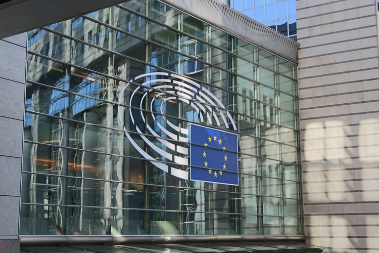 Outdoor, front view of several glass windows that represent the EU Commission.