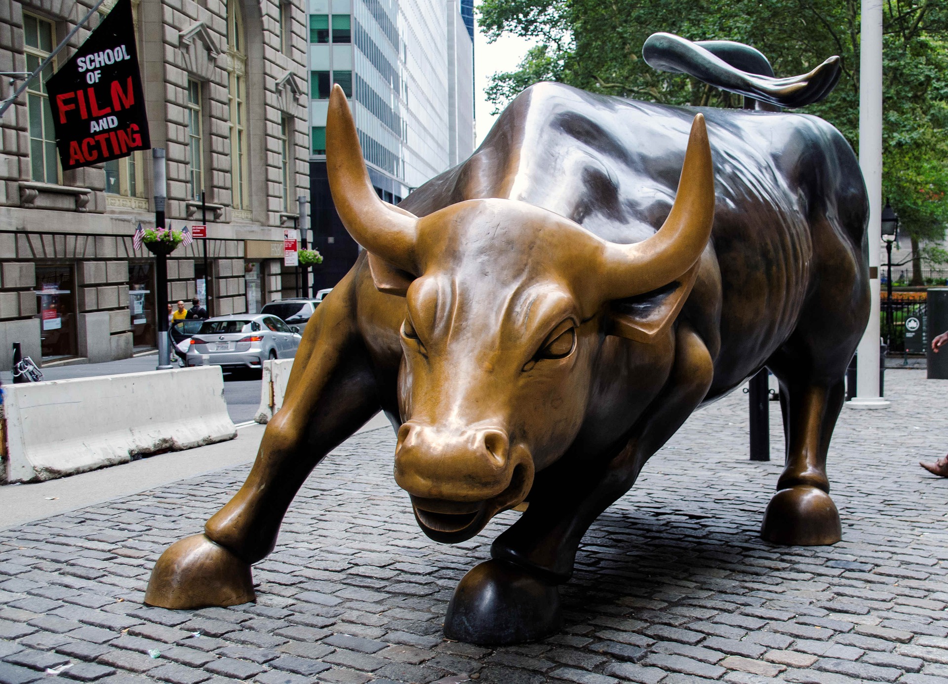 Bronze sculpture of a bull that stands on Broadway.