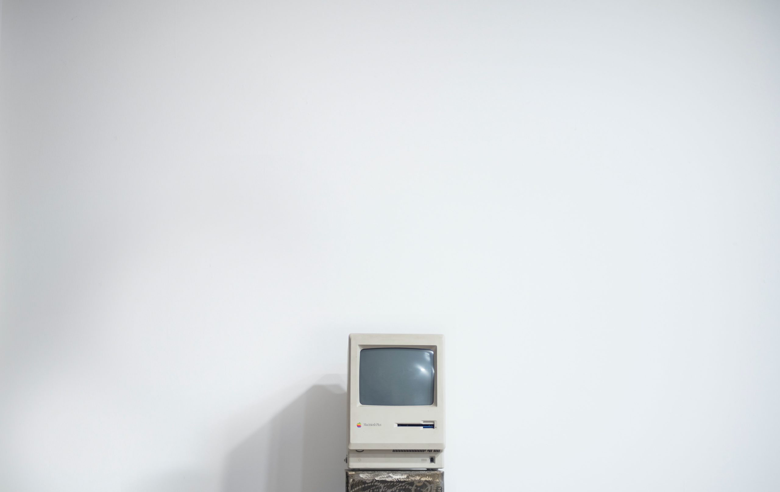 Photo of old macintosh computer from the 1990s