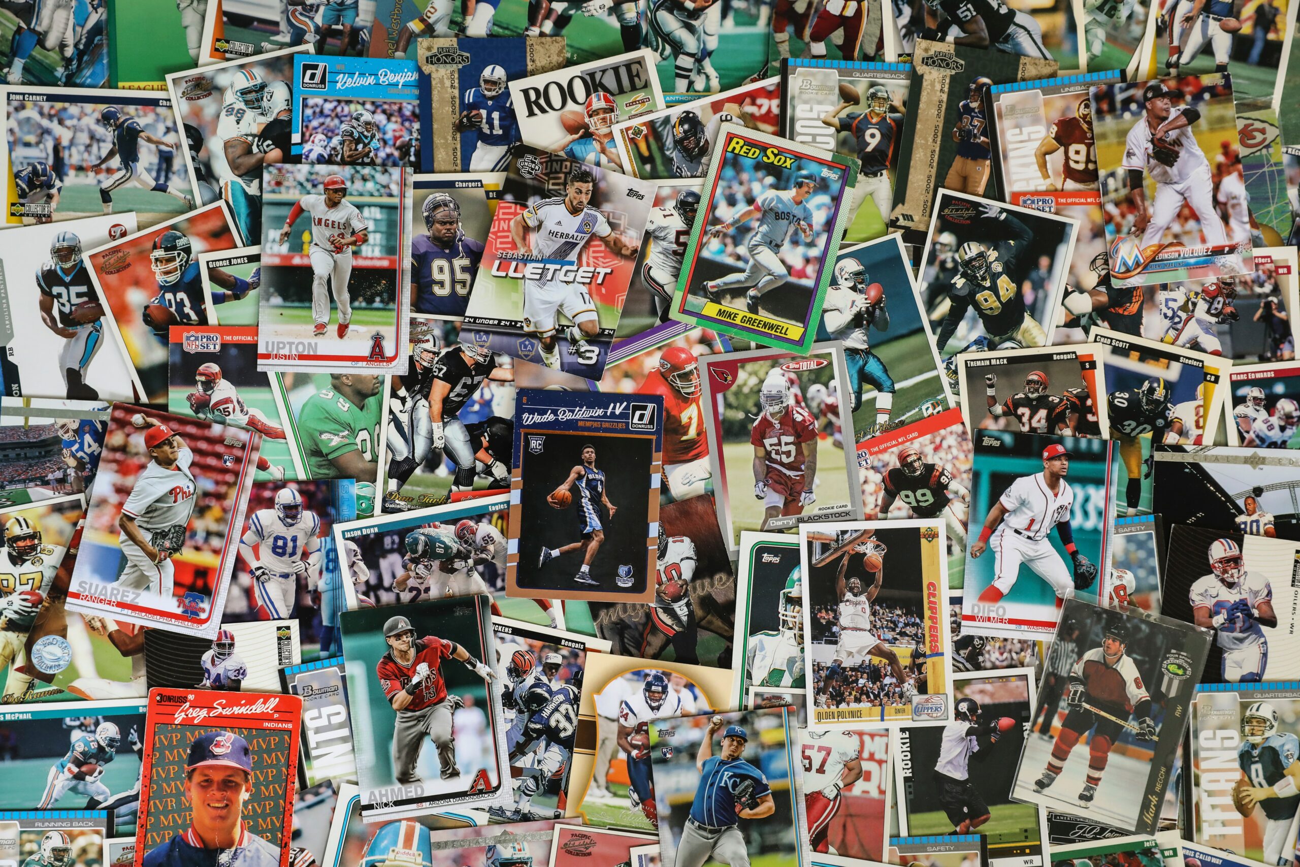 Image of collectible cards, representing the economic strength of collectibles in the NFT market