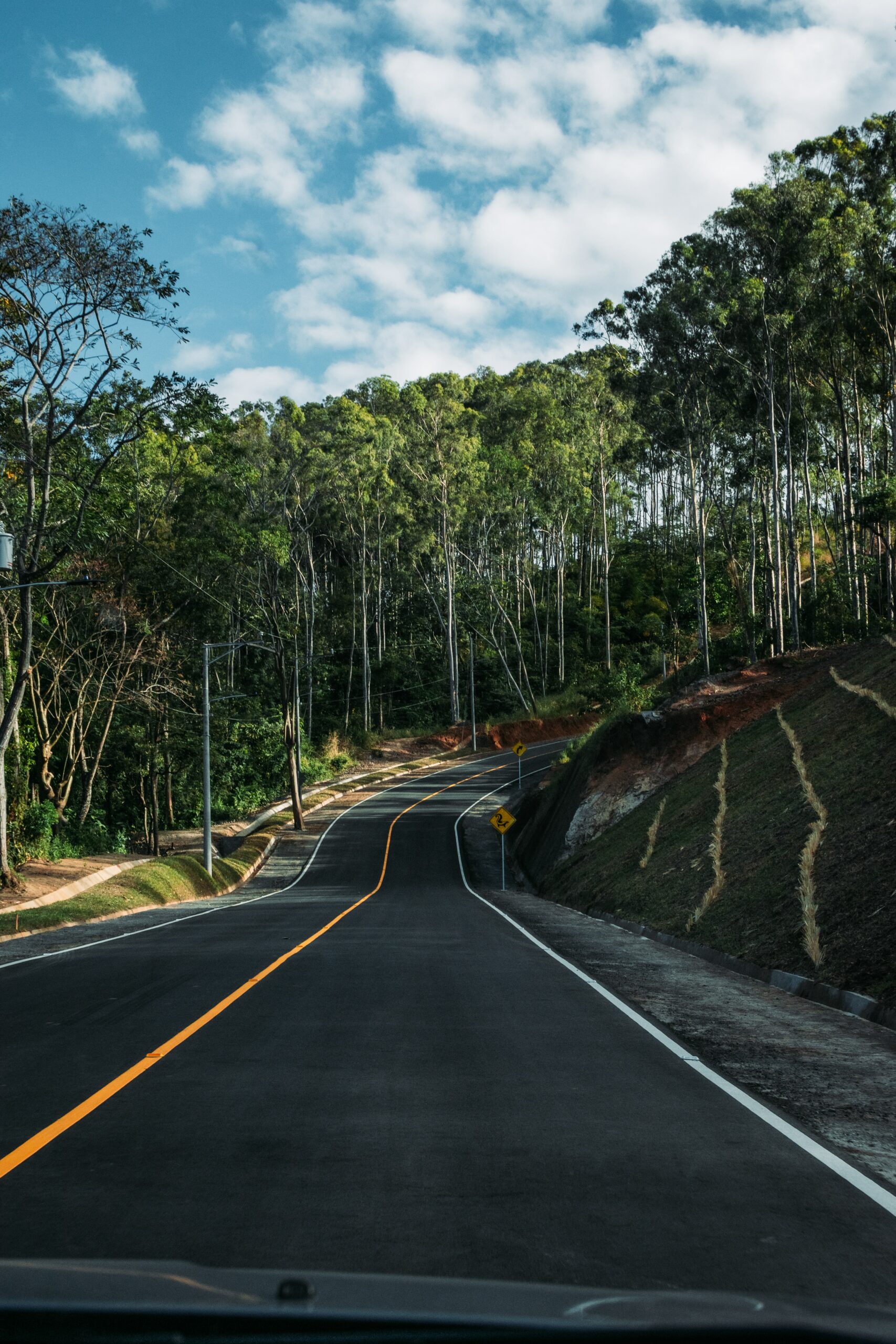 Image of a road in El Salvador, the country this article is focused on