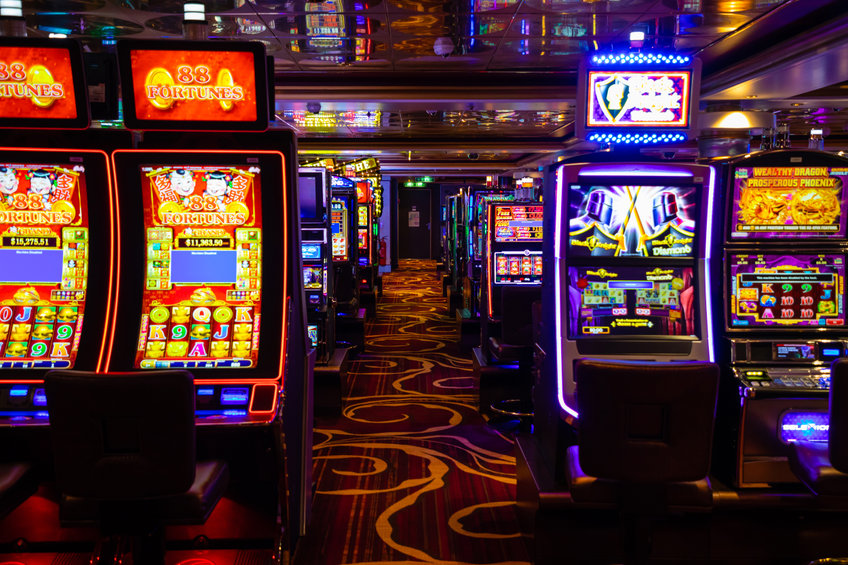 Image of an empty casino floor with slotmachines