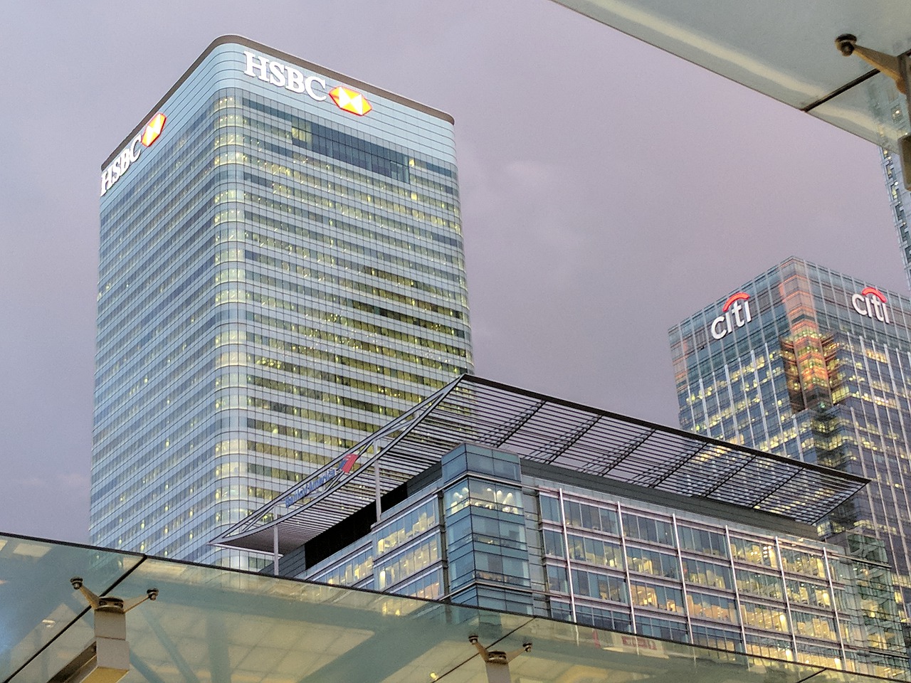 Image of an HSBC bank building