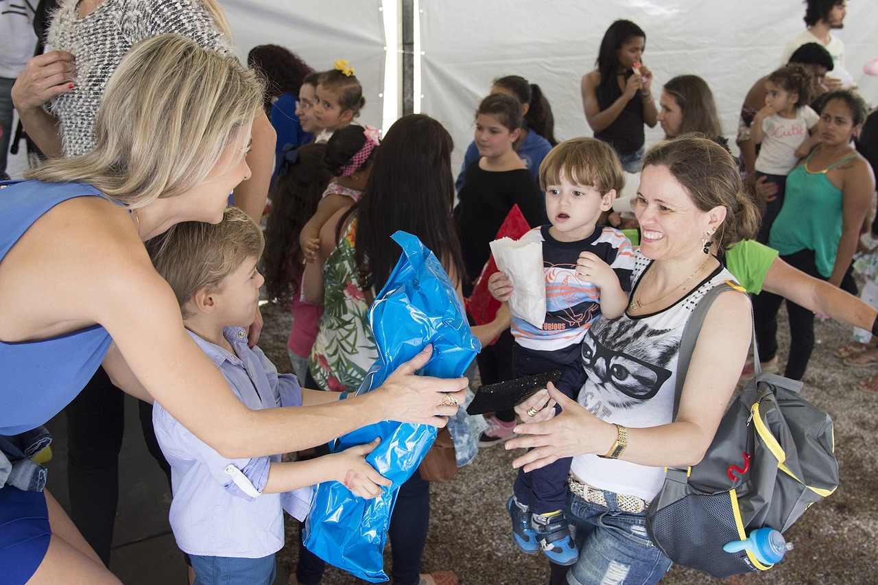 An image of donors distributing items to migrants.