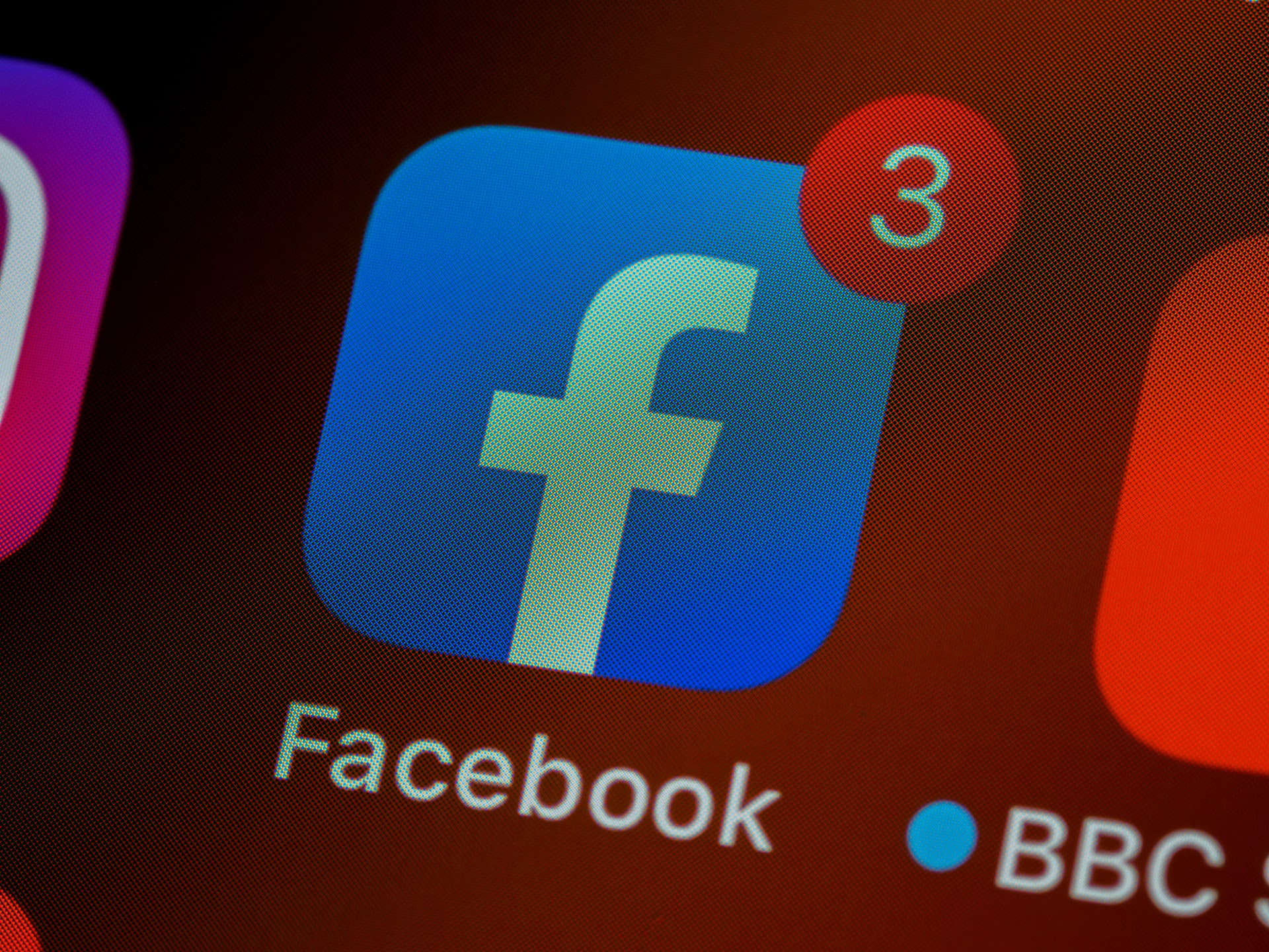 Facebook on mobile screen with 3 notifications.