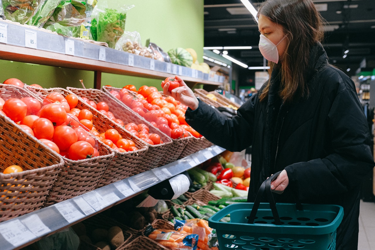 A woman shopping with musked face.