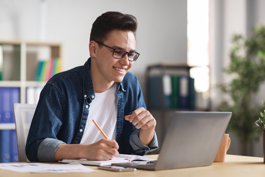 Millennial investor succesfully implementing hedge fund strategy