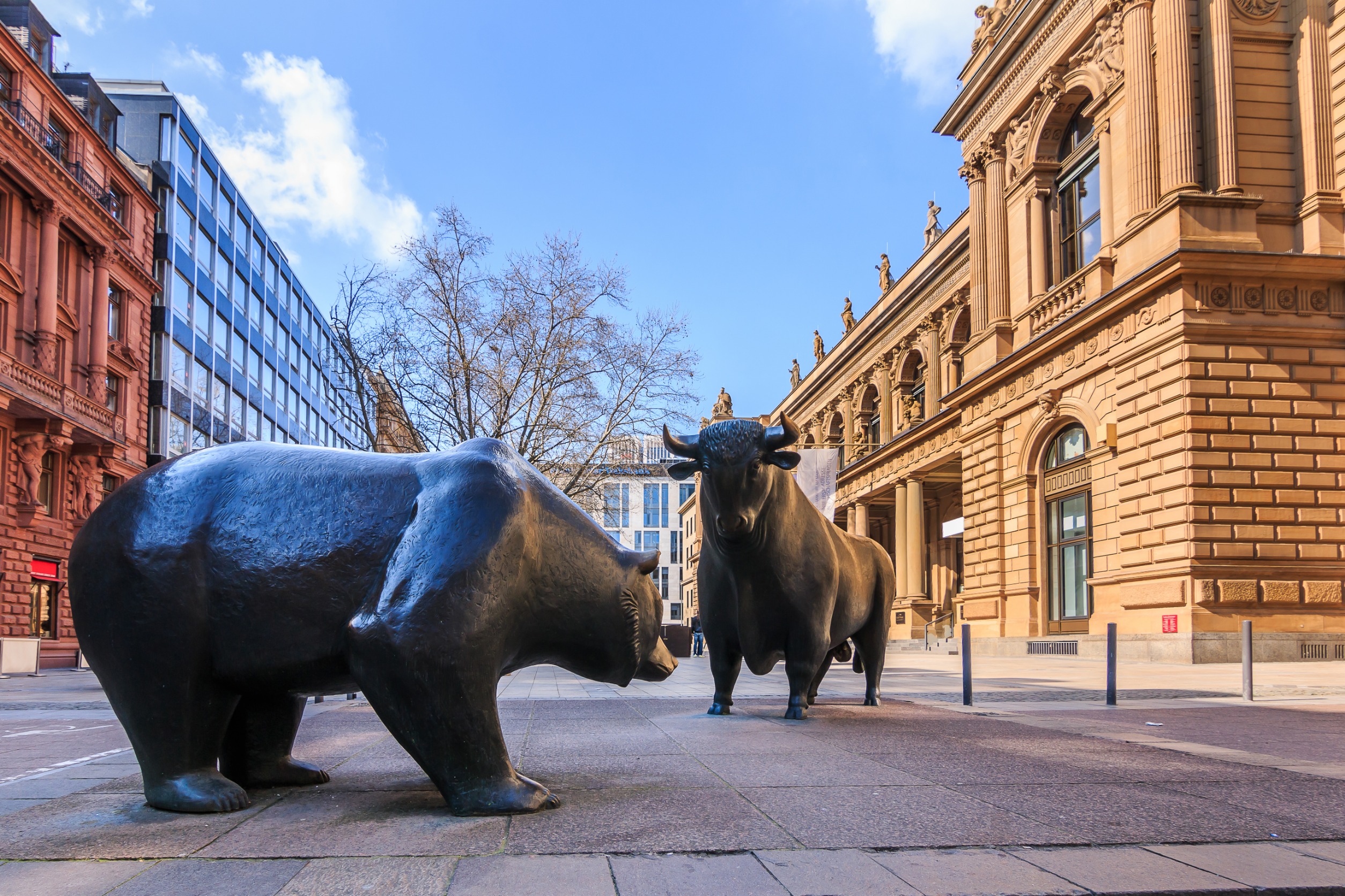 Statues of a bull and a bear facing off in front of the Frankfurt Stock Exchange