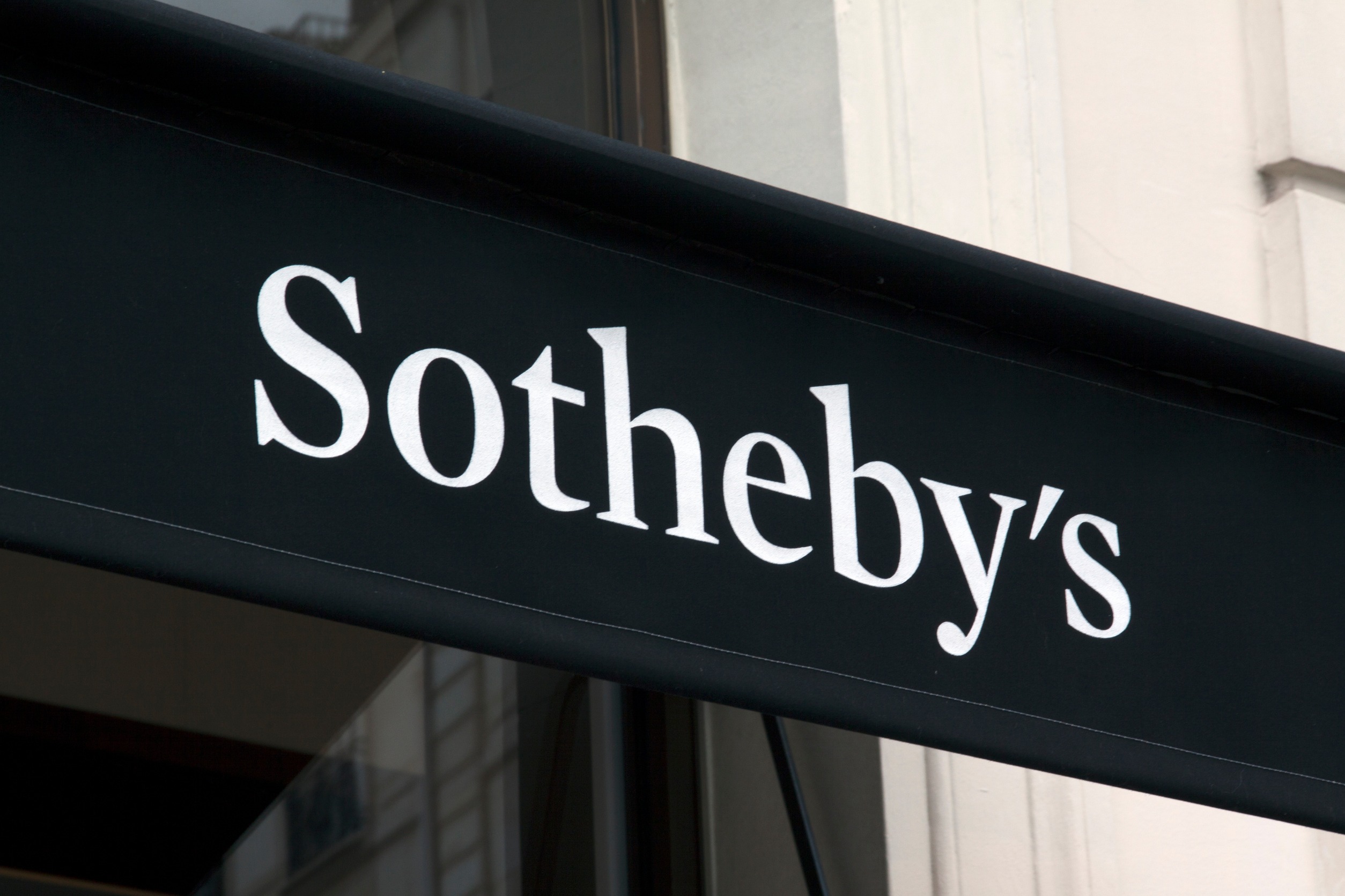 A black street sign saying "Sotheby's"