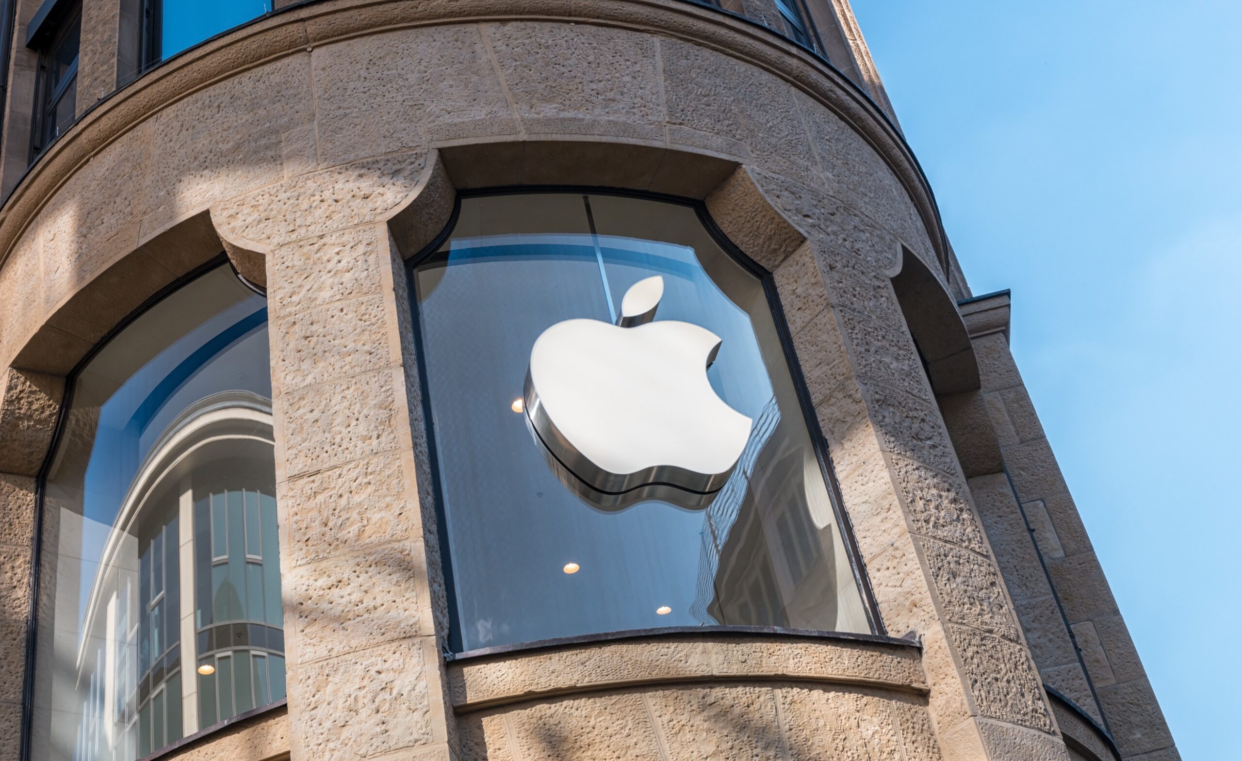 Apple Up 1% Premarket Before Virtual-Reality Headset Launch