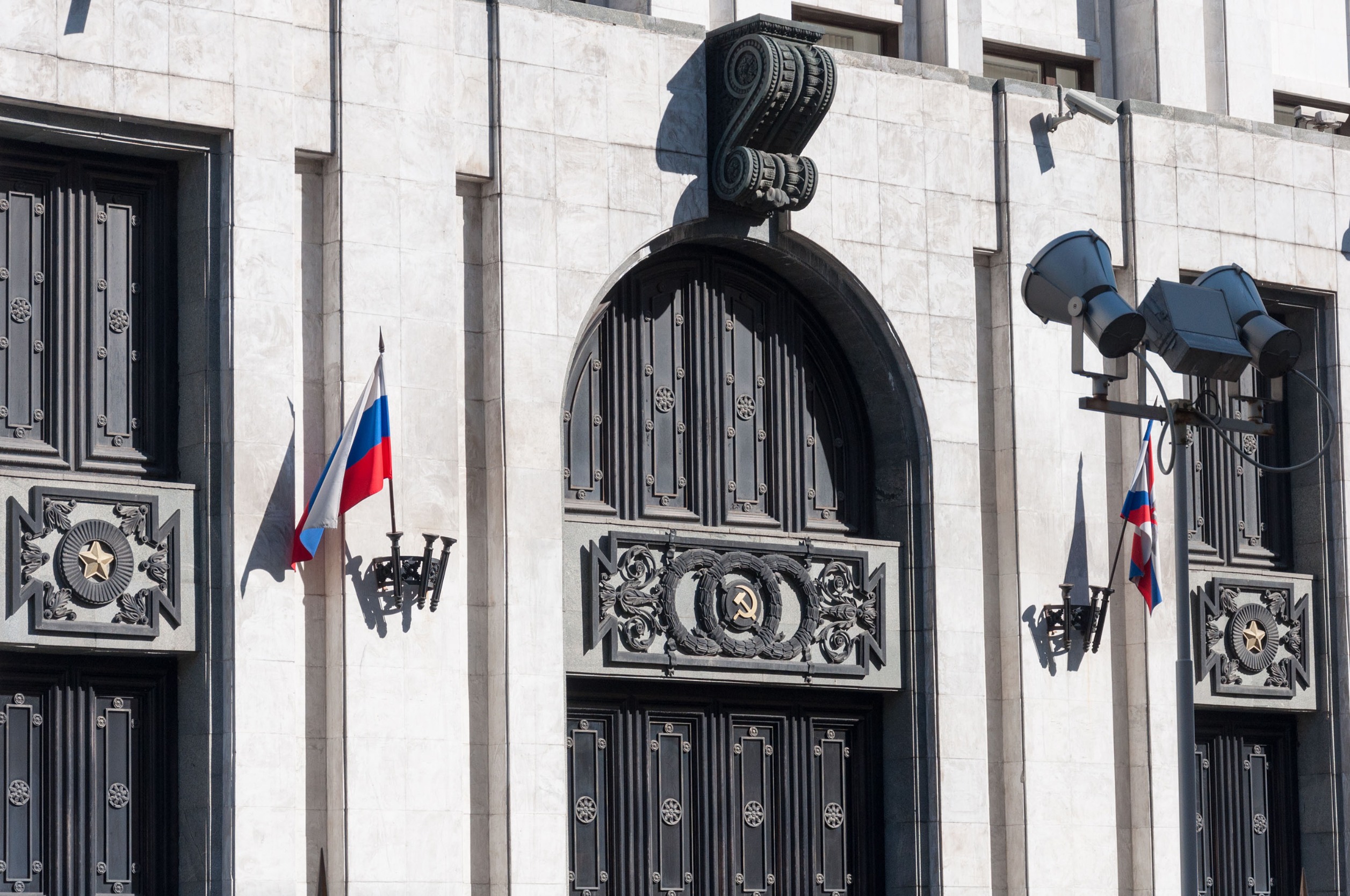 Russia Scrambles Emergency Rate Hike as Ruble Becomes One of the Worst-Performing Currencies
