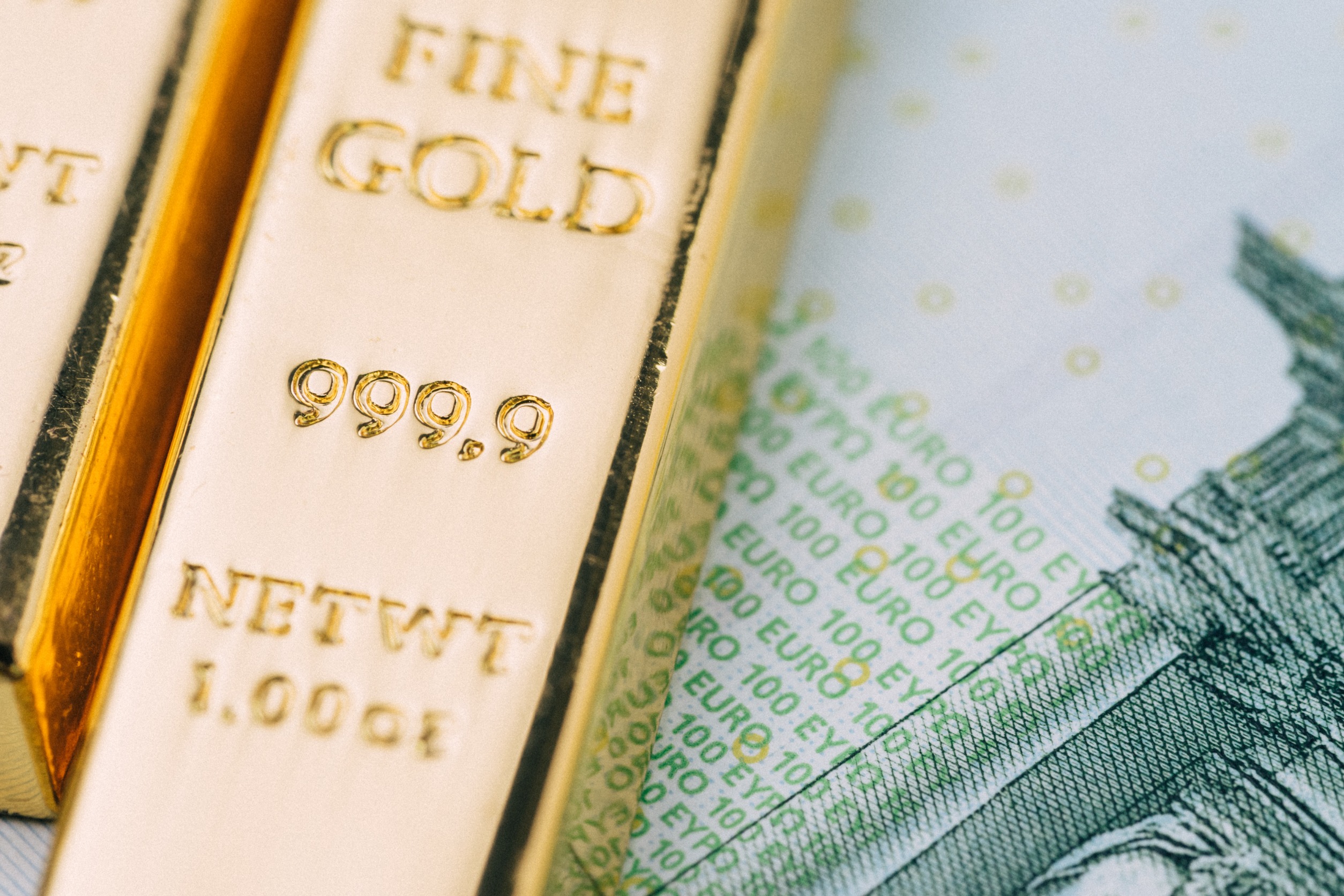 Gold Dips to $1,826 as Dollar Gains and T-Bonds Yield Rise