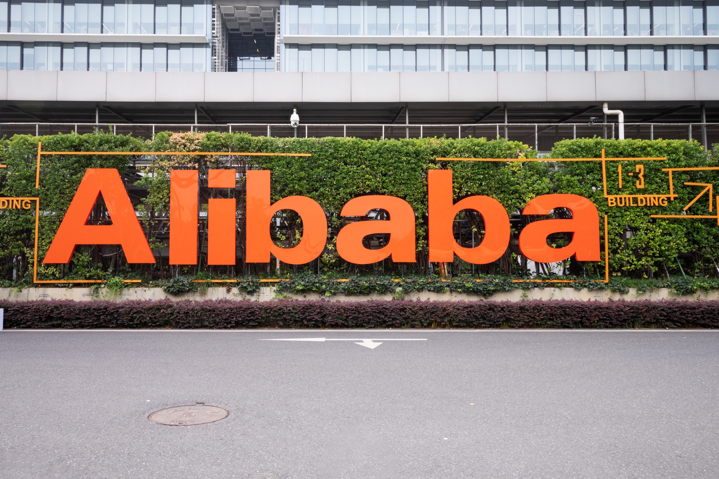 Chinese Stocks Plunge After US AI Chips Restrictions Force Alibaba to Reconsider Cloud Strategy