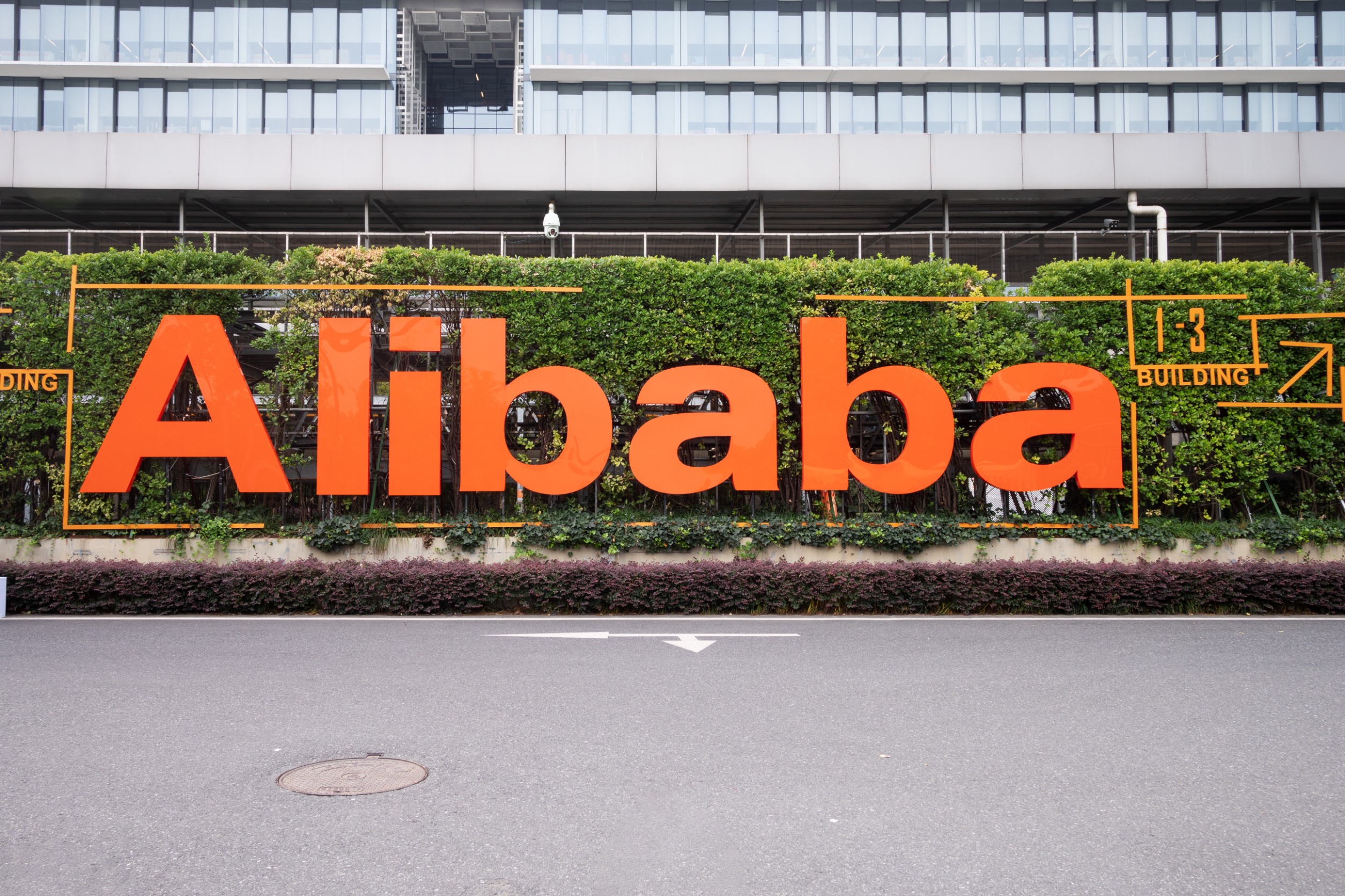 BABA Falls Premarket After Founder’s Family Trust Announces Stake Reduction