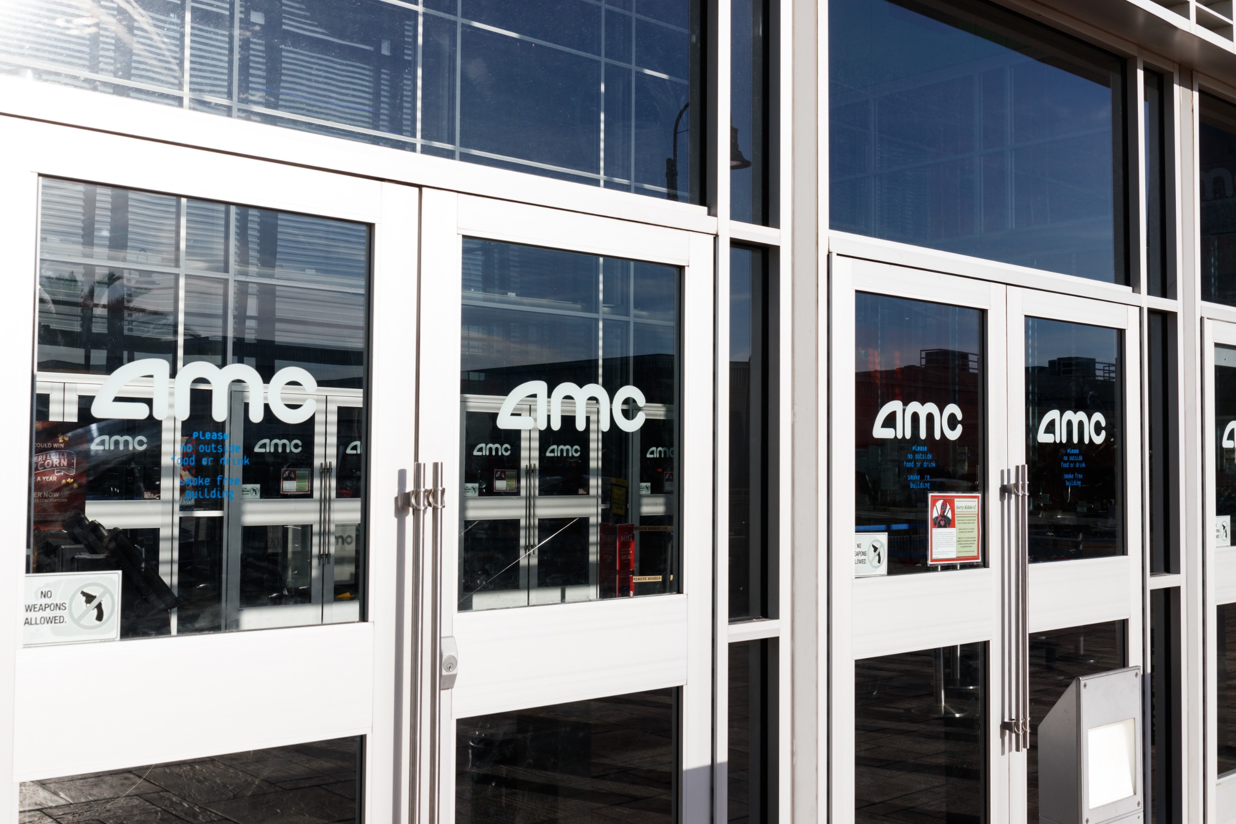 AMC Falls 15% After Firm Announces Plan to Sell $350M Worth of Shares