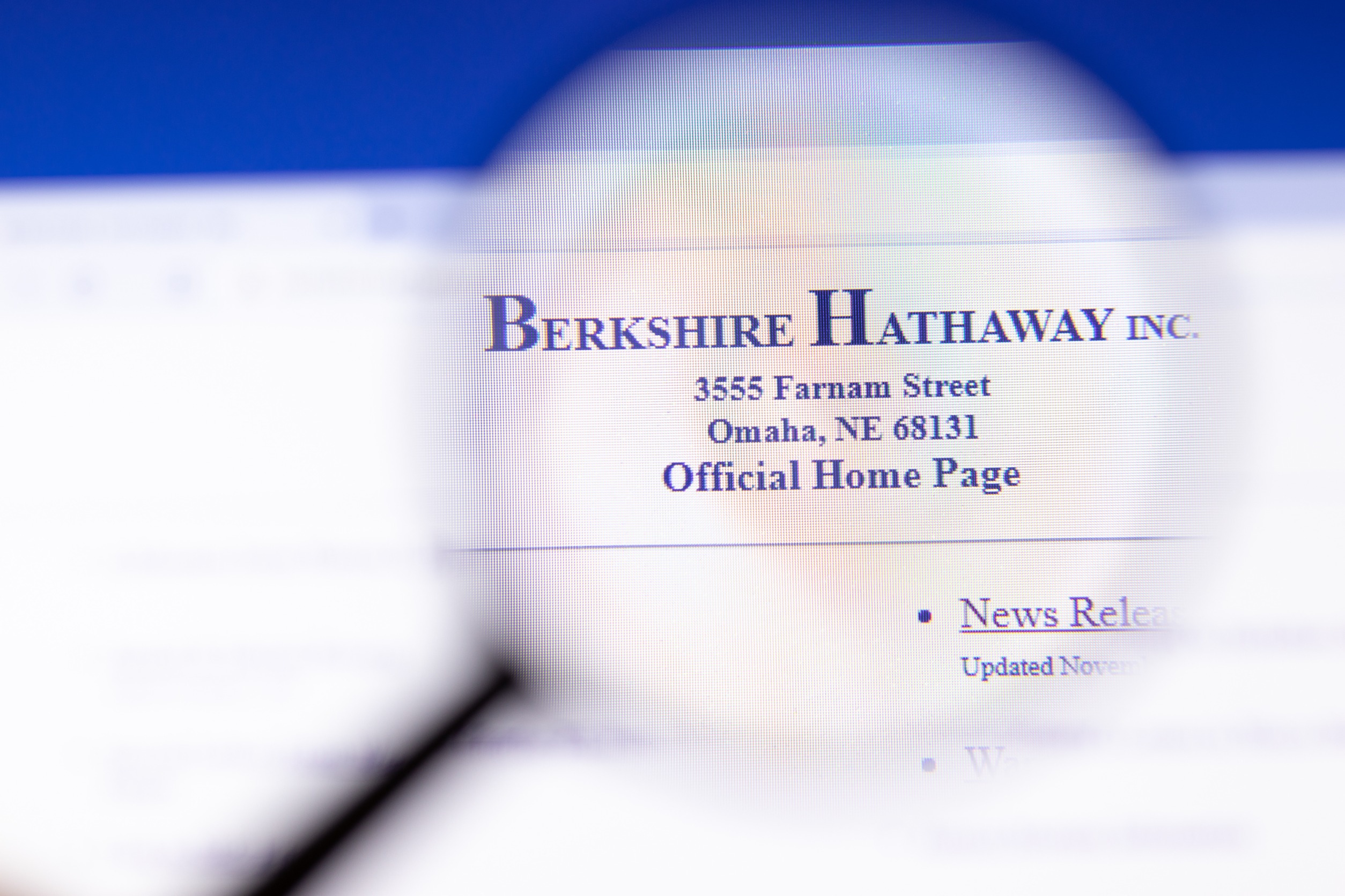 Berkshire Boosts Cash Reserves in Q3 Amid Substantial Stake Reductions