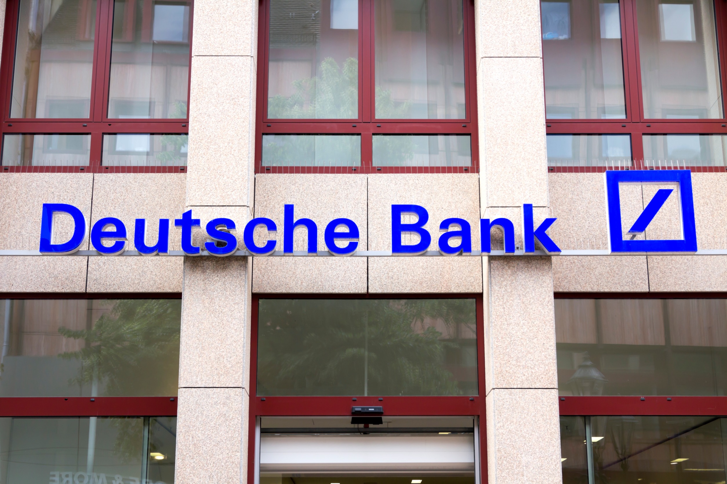 Deutsche Bank Stock Rises on Strong Q4 Profit, Stock Buybacks, and New Layoffs