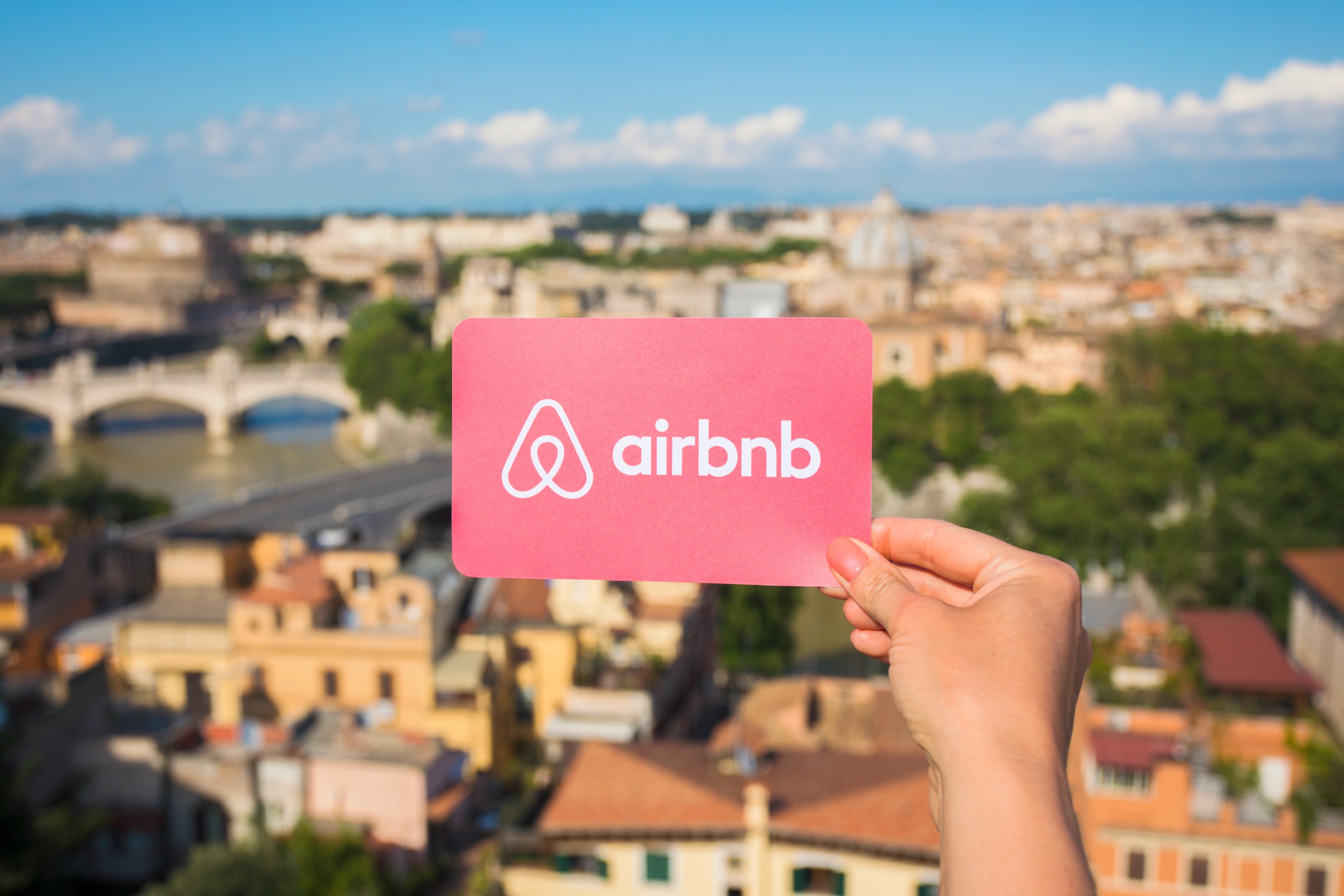 Airbnb Shares Slide Over 6% on Weaker-Than-Expected Q2 Outlook