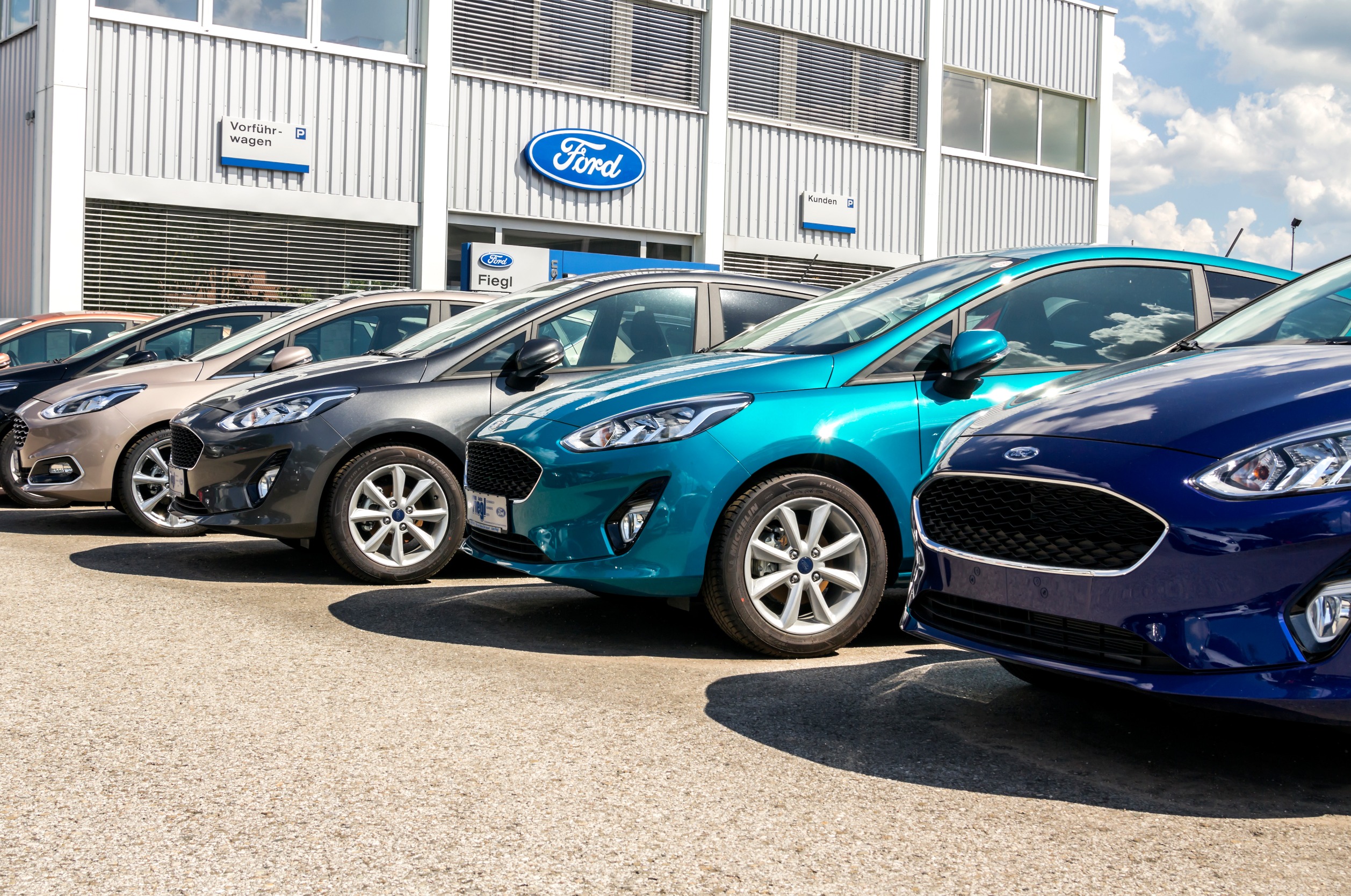 Tesla, Ford, GM Gain After Reports that US Will Up Chinese EV Tariffs to 102.5%