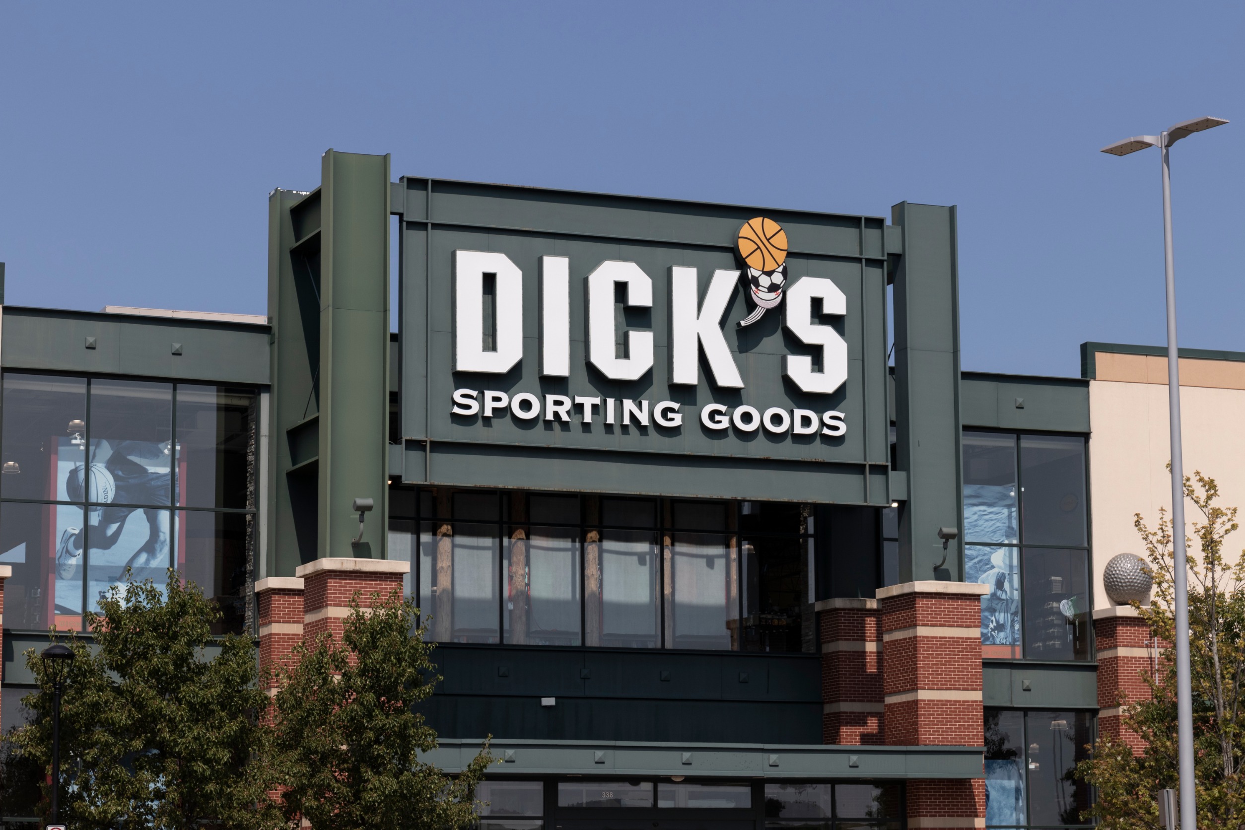 DICK'S Sporting Goods Beats Q1 Expectations, Raises Full-Year Guidance