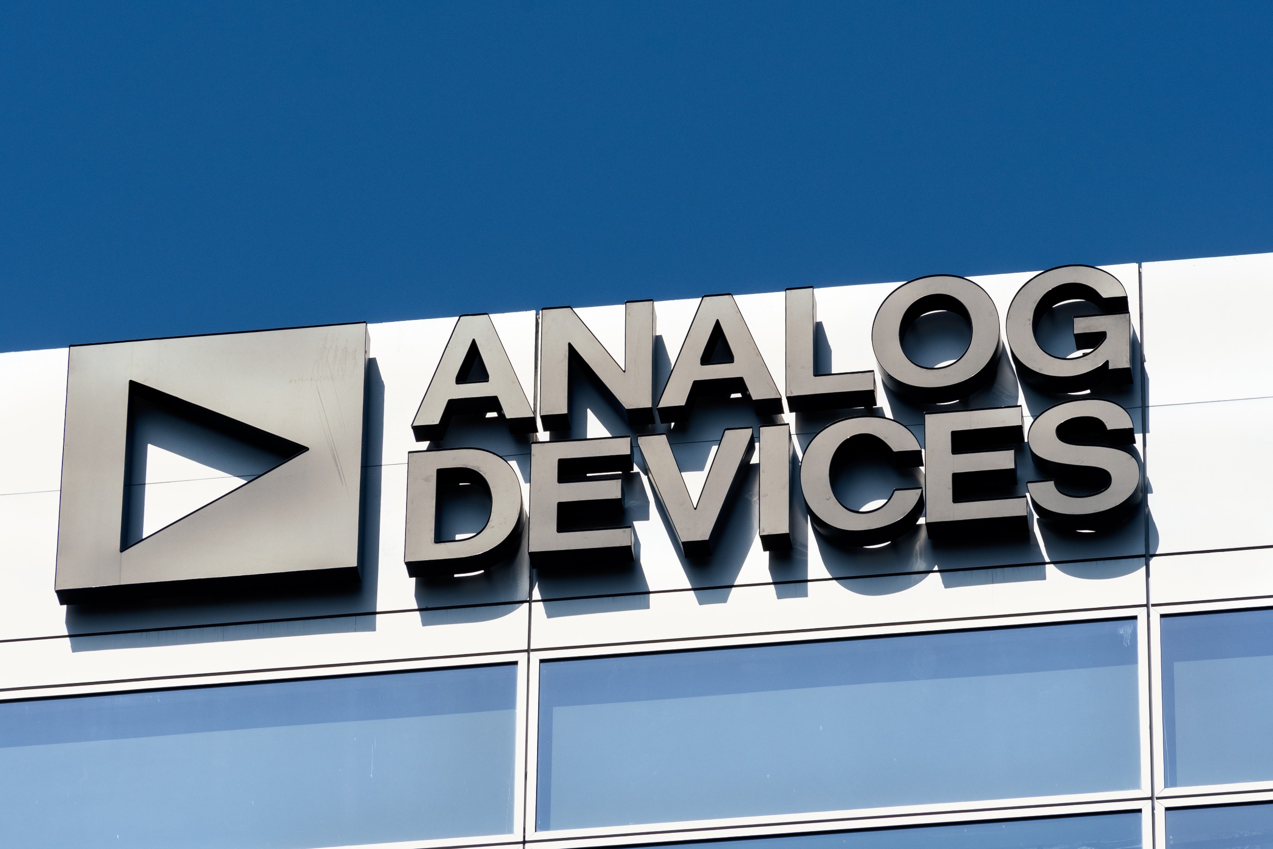 Analog Devices Surpasses Q3 Expectations with $1.58 EPS, $2.31 Billion in Revenue