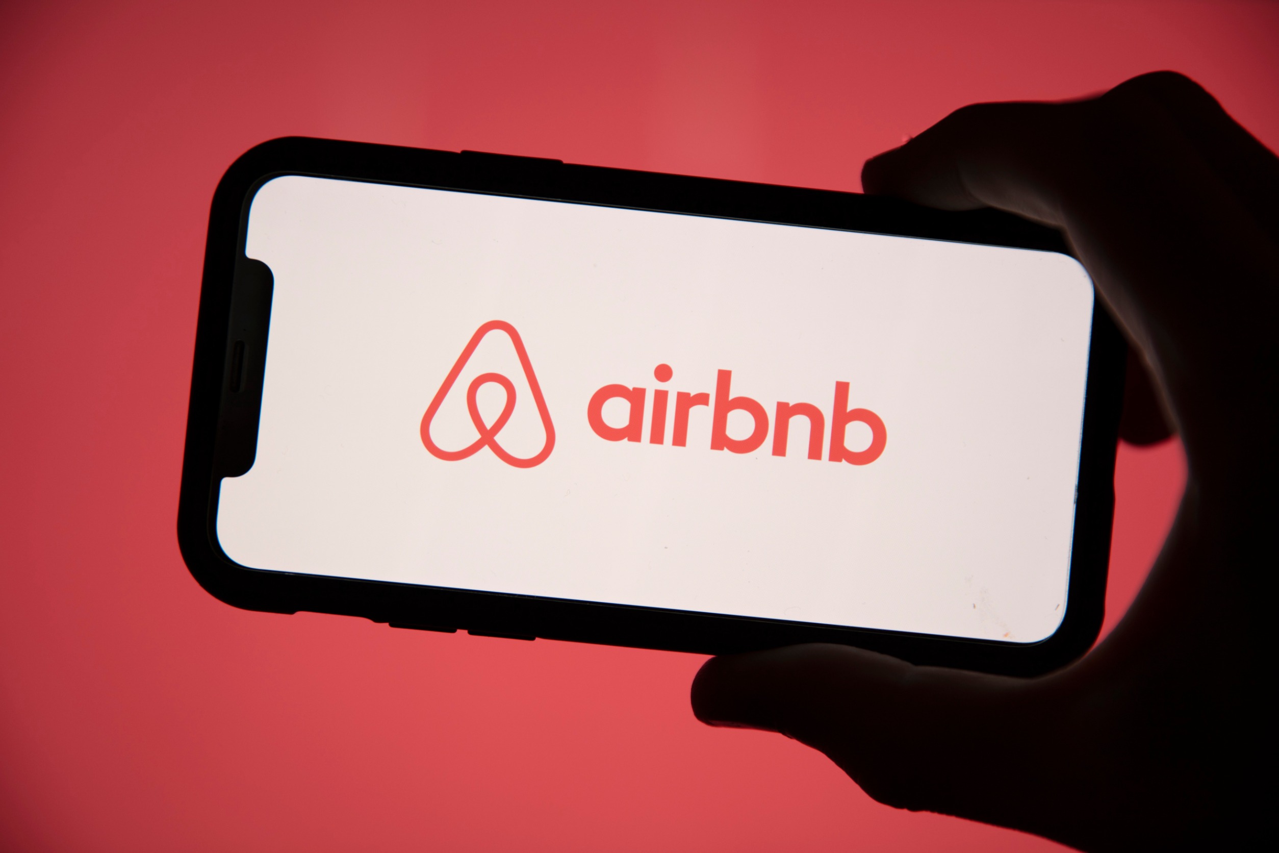 Airbnb Stock Tumbles as Travel Giant Forecasts Slowing Growth