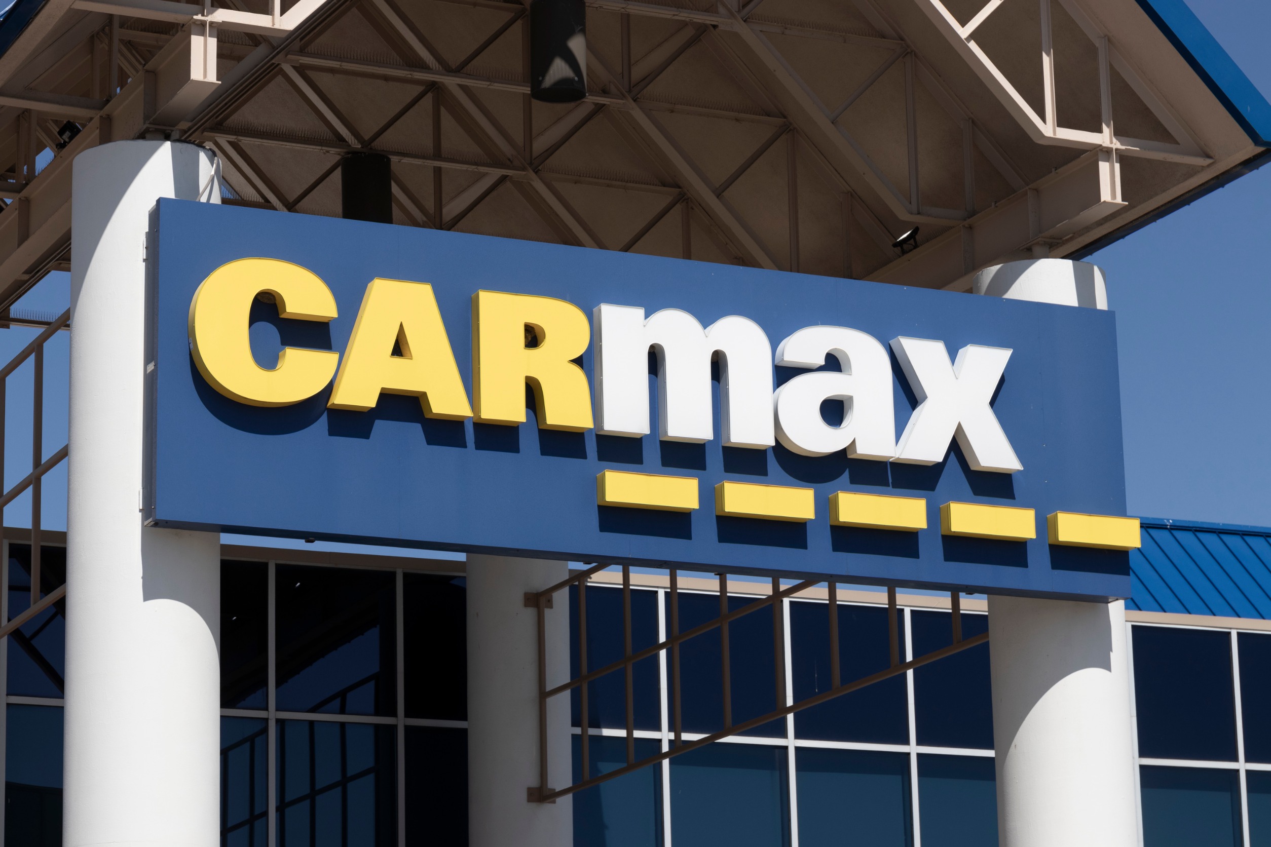 CarMax's EPS Surpasses Expectations in Fiscal Q2, Despite Slight Revenue Dip
