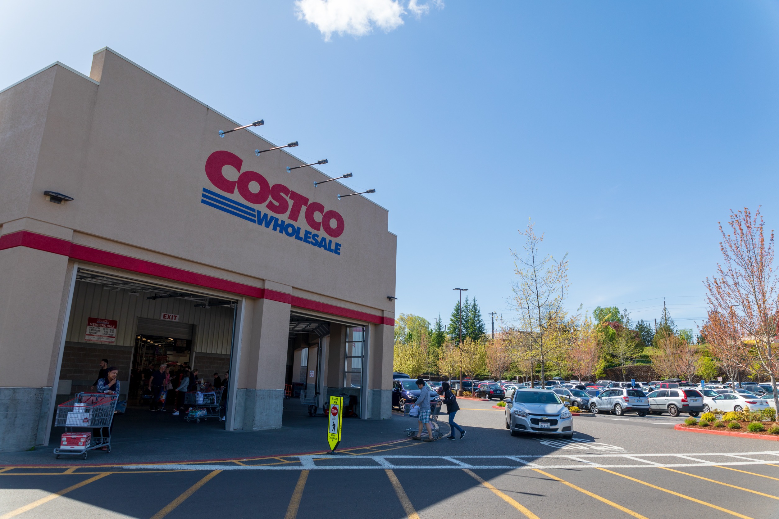 Costco's Stock Hits Record $924, Up 67% in a Year: Factors Driving the Surge