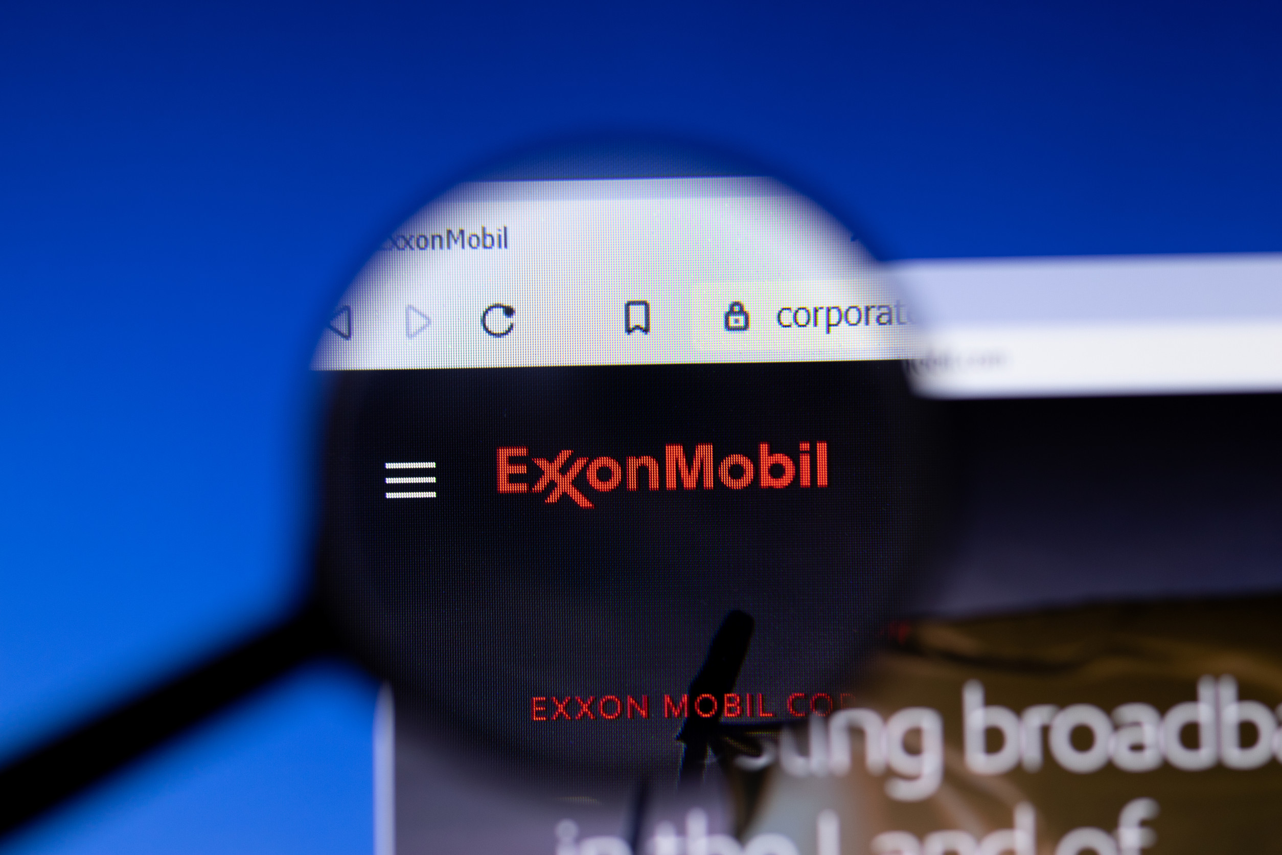 Exxon vs. Chevron: Which is the Better Dividend Aristocrat?