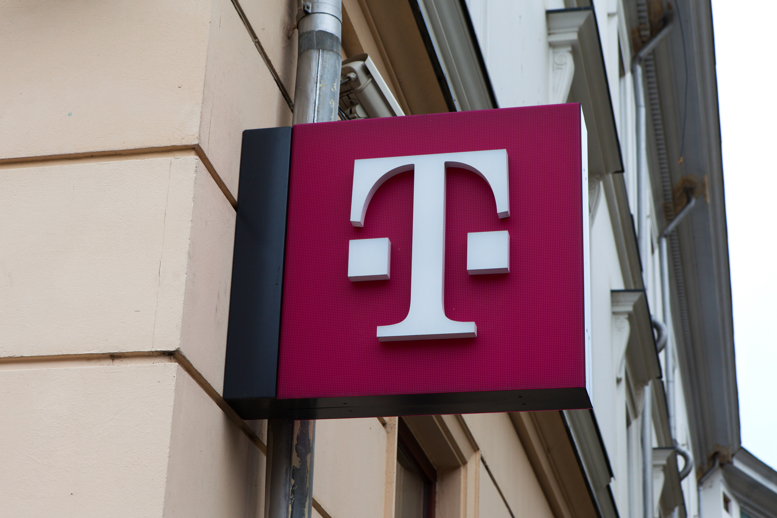TMUS Hits 52-Week High at $250.50 Amid Starlink Launch