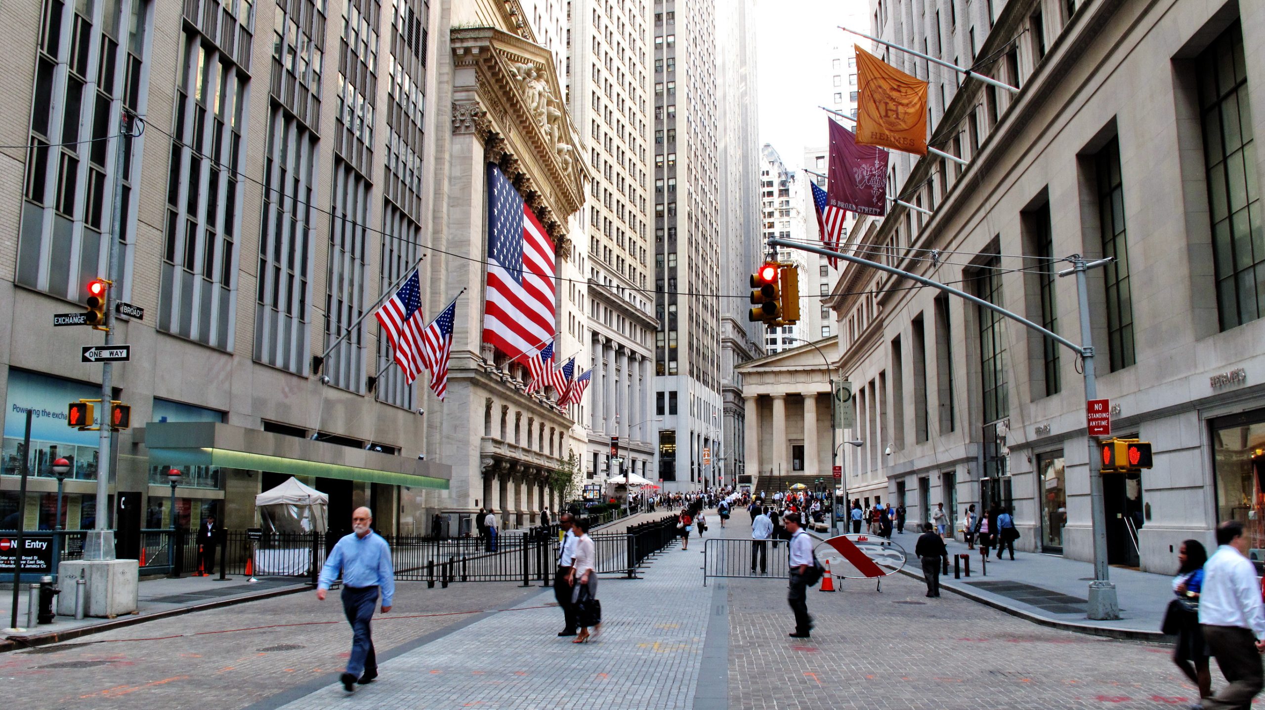US Firms Announce 172k Job Cuts Amid Economic Uncertainty