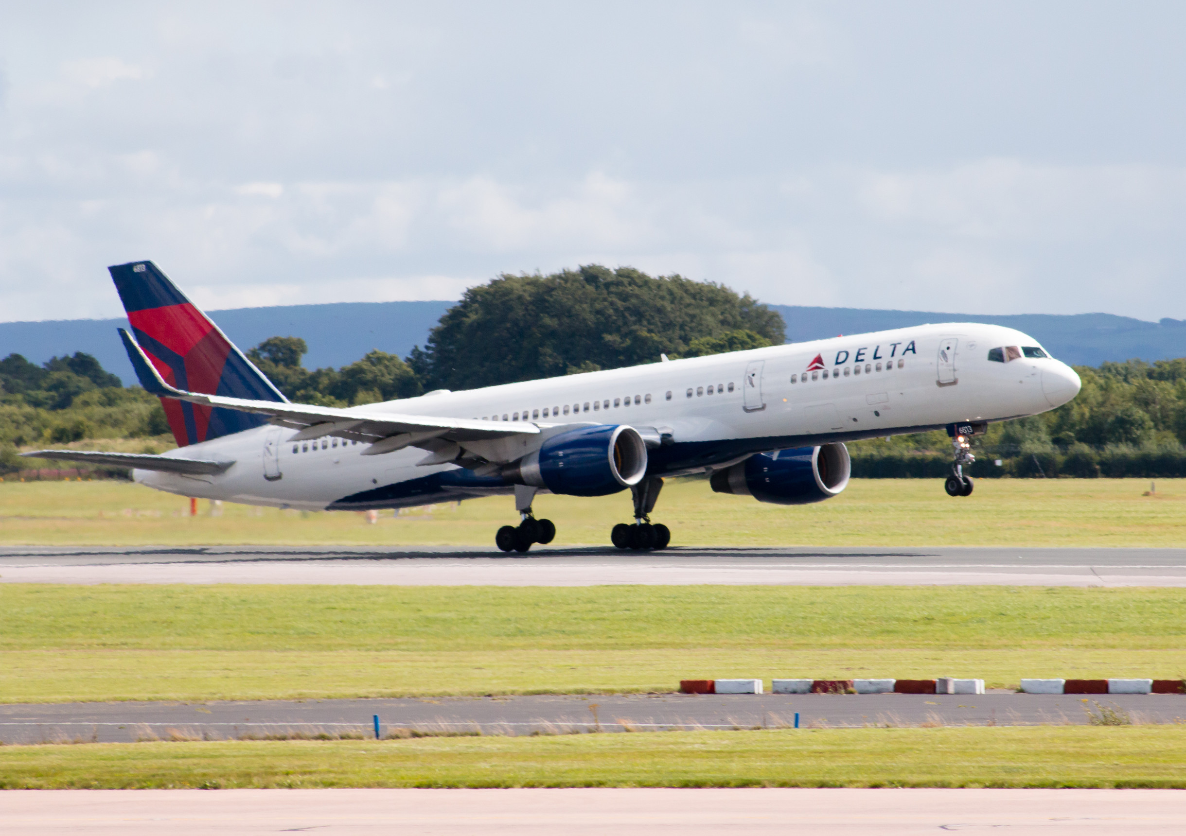 Delta Air Lines Cuts Profit Forecast by Half, Airliners Down