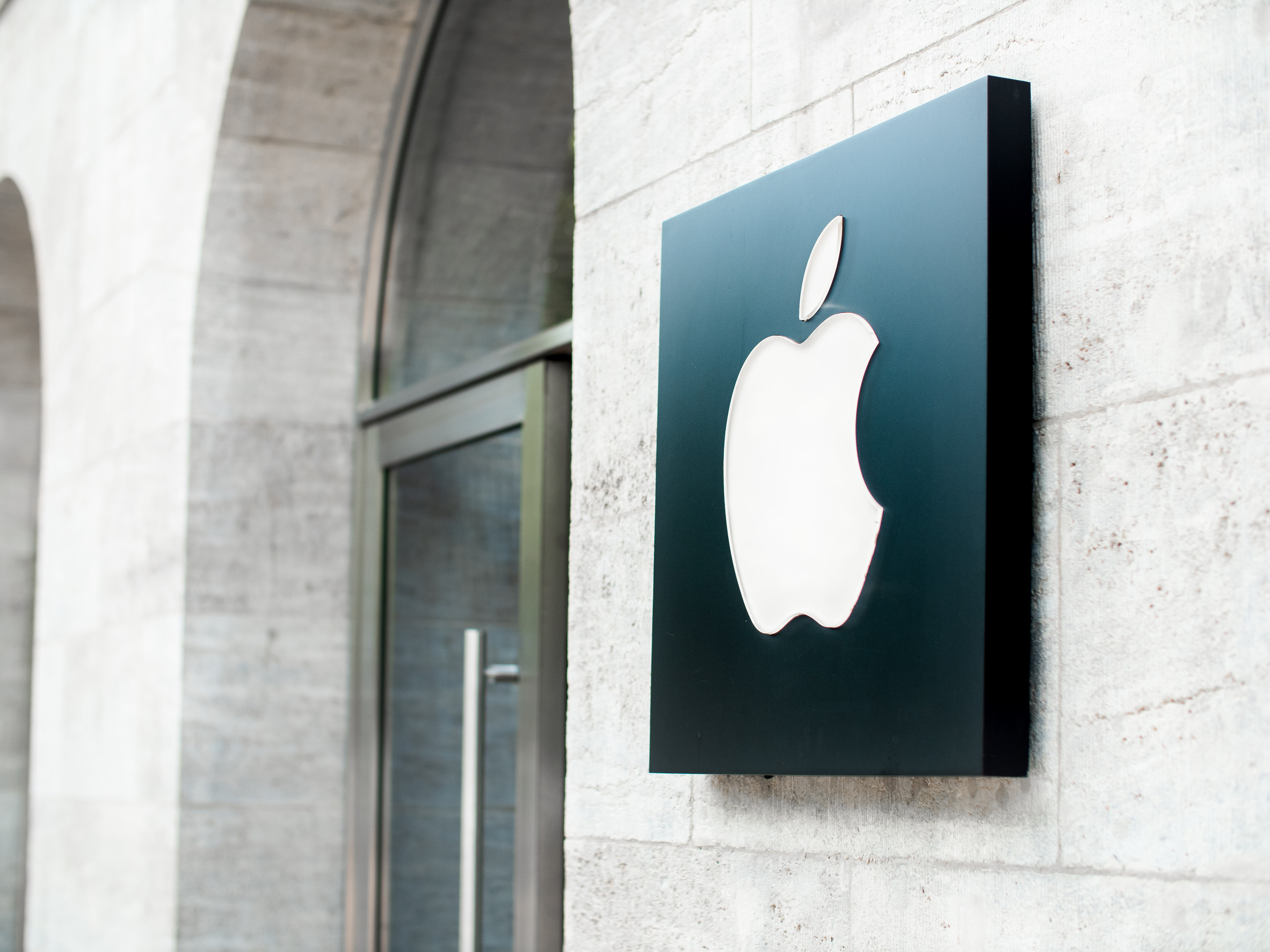 Apple Tops Q1 2025 Smartphone Sales, Helped by iPhone 16e: Report