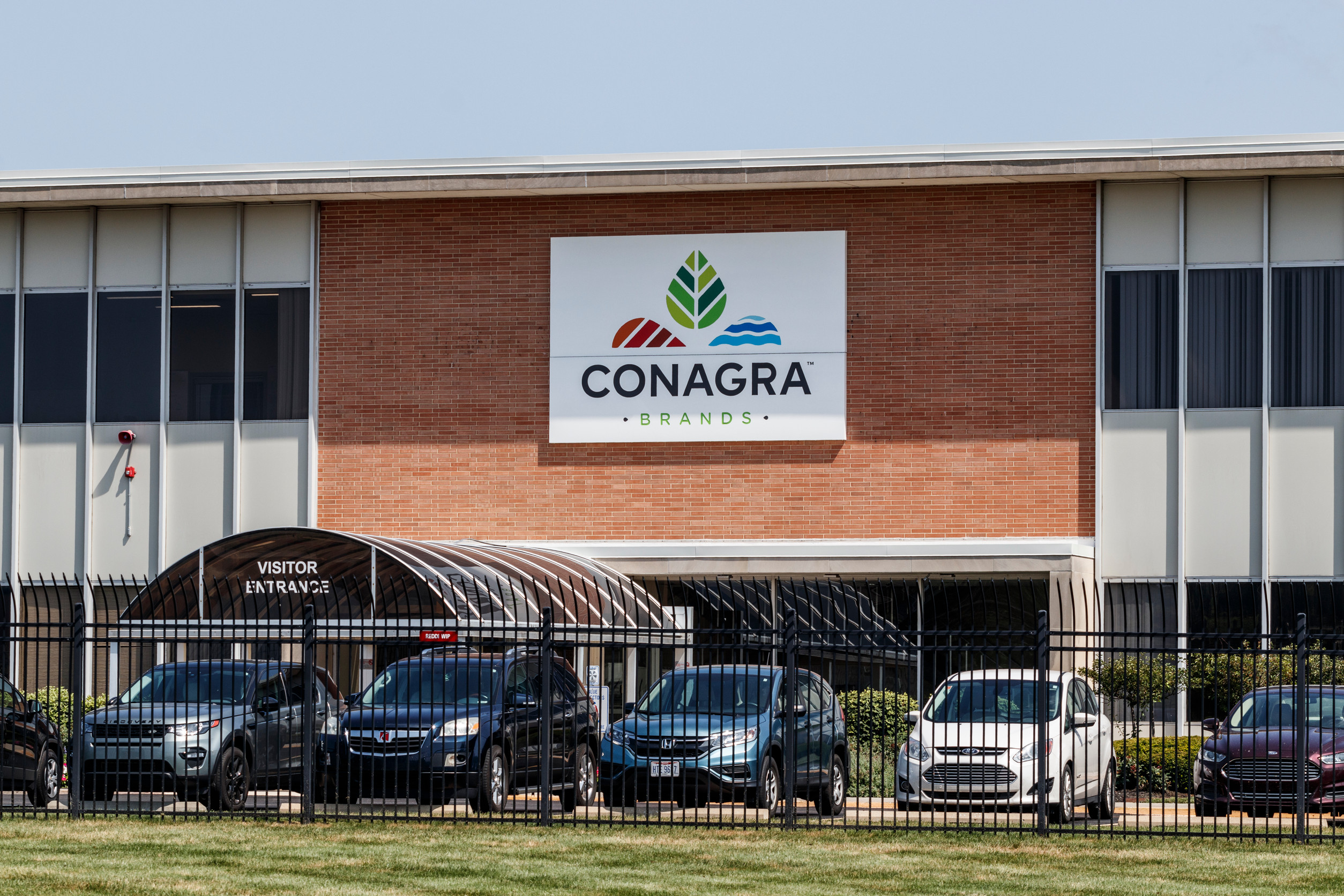Conagra Brands' Q3 Net Sales Decline by 6.3%, Operating Margin and EPS Affected
