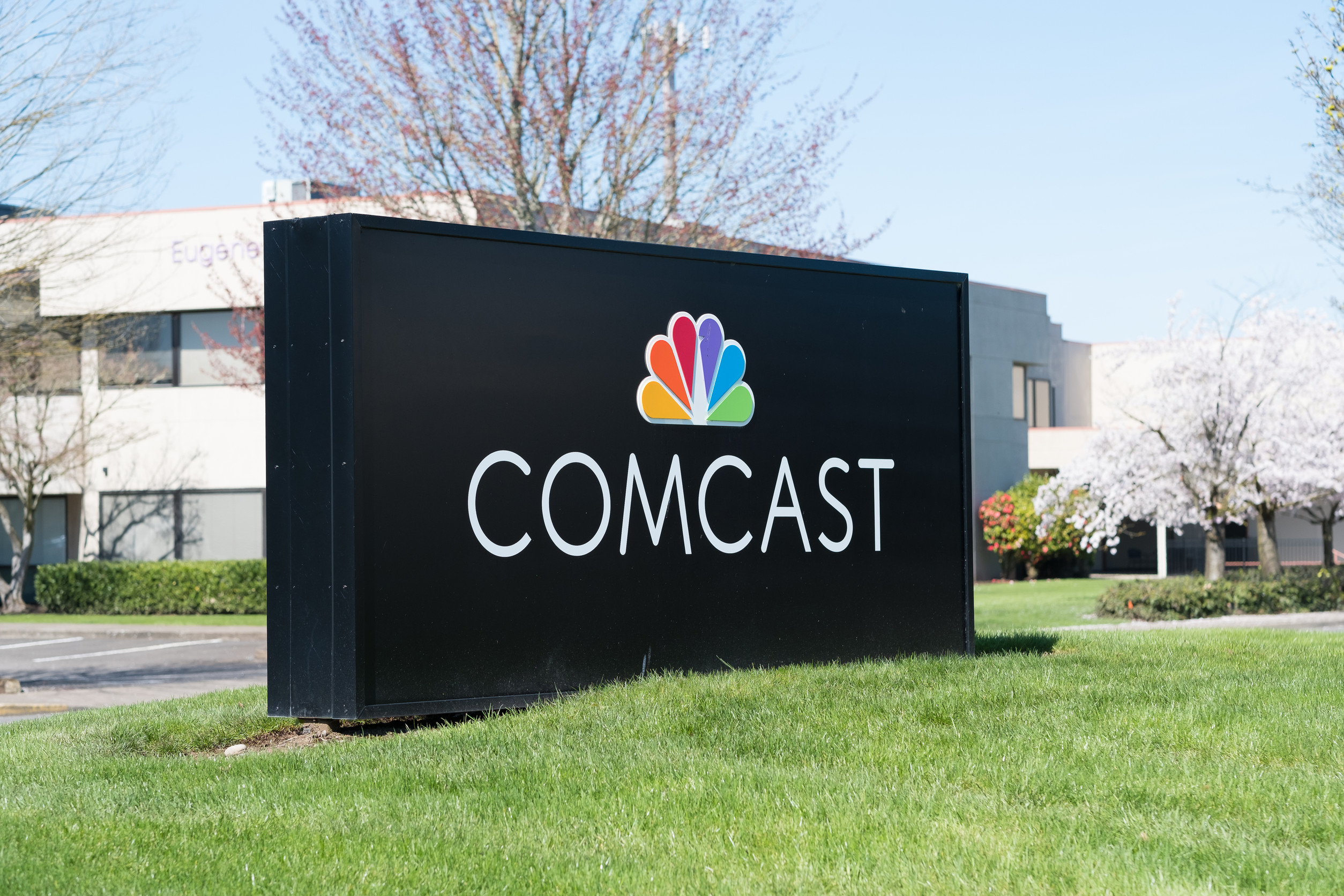 Comcast, Fiserv See Stock Price Declines Amid Challenges in Q1