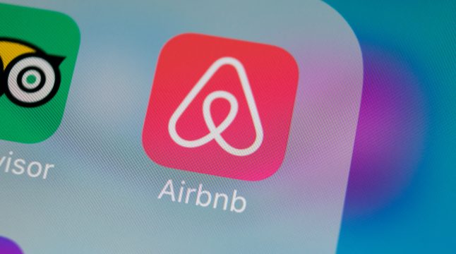 Cathie Wood Backs Airbnb Before Q1 Earnings, Despite Gloomy Forecast