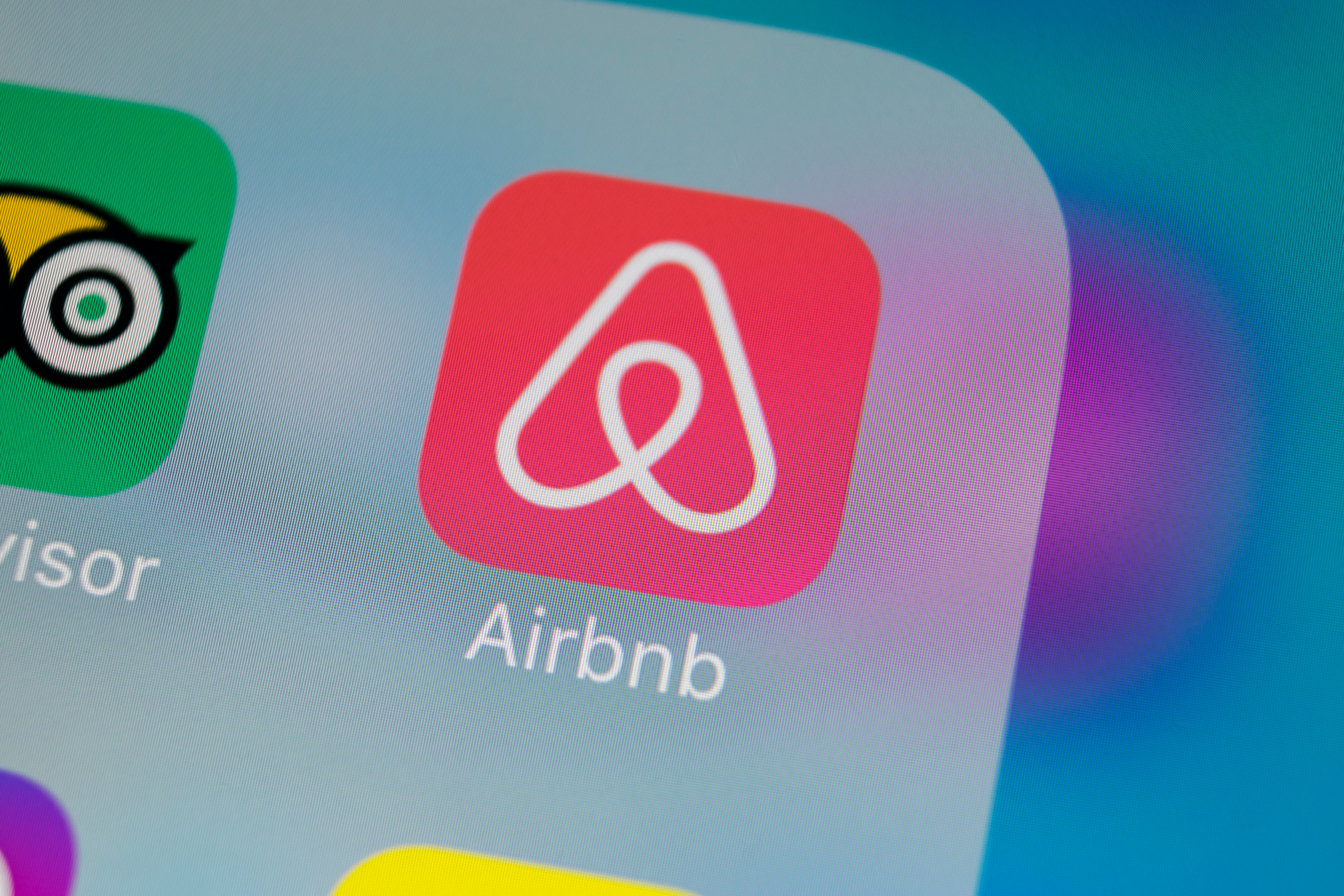 Cathie Wood Backs Airbnb as Q1 Earnings Loom Despite Gloomy Forecast