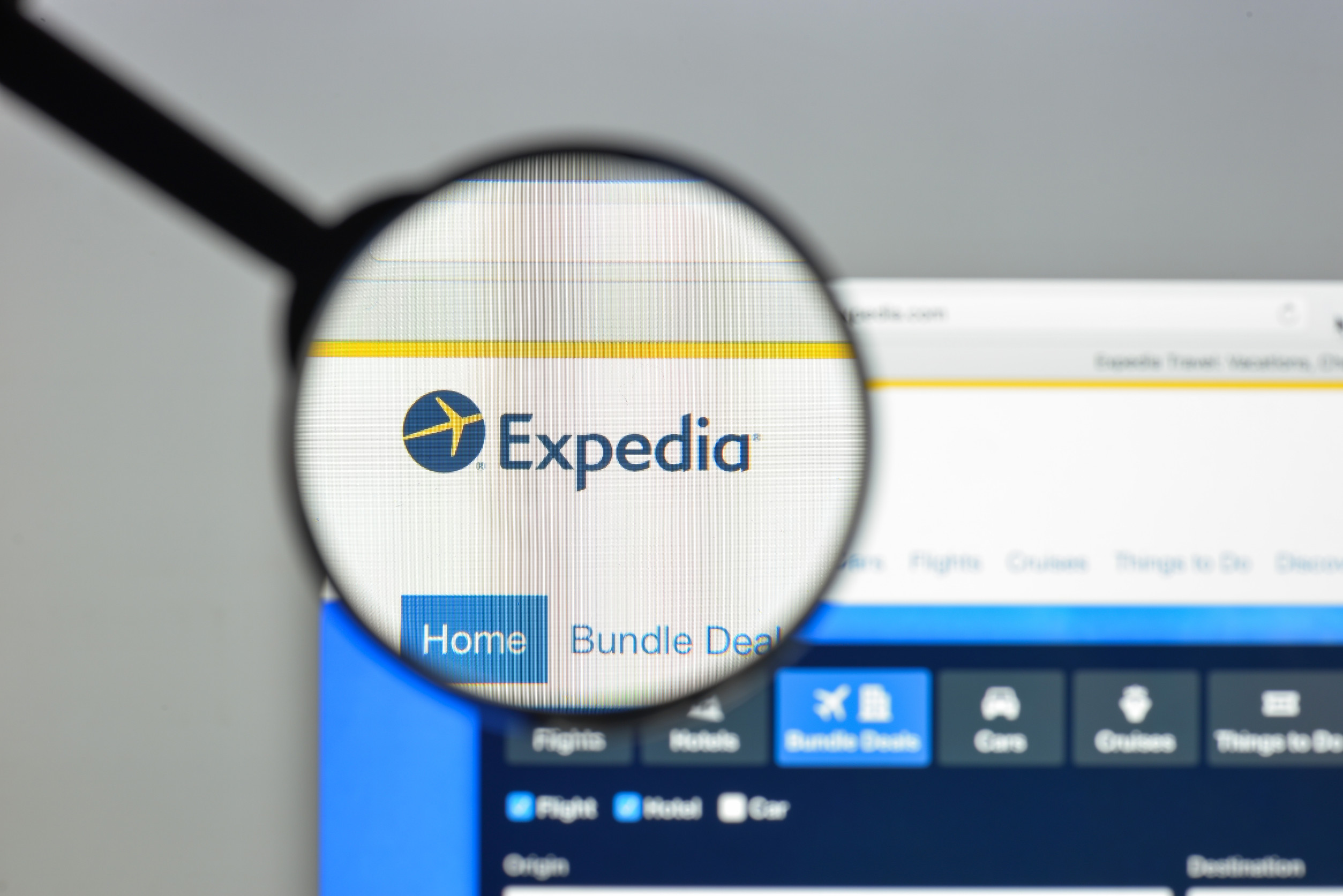 Expedia's Stock Tumbles as Softening Travel Demand Weighs on Revenue