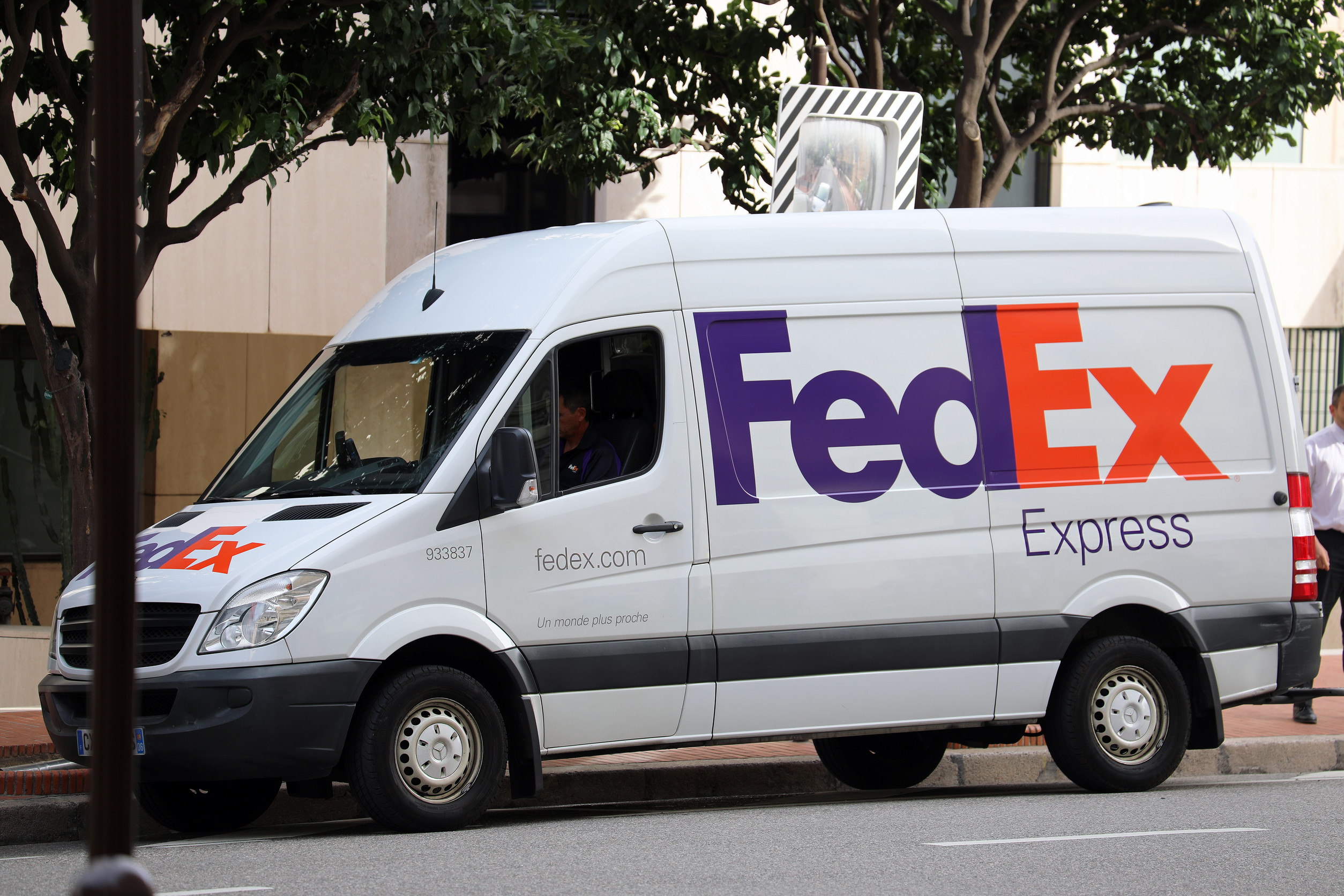 FedEx Shares Plunge in Premarket as Firm Pulls Annual Outlook