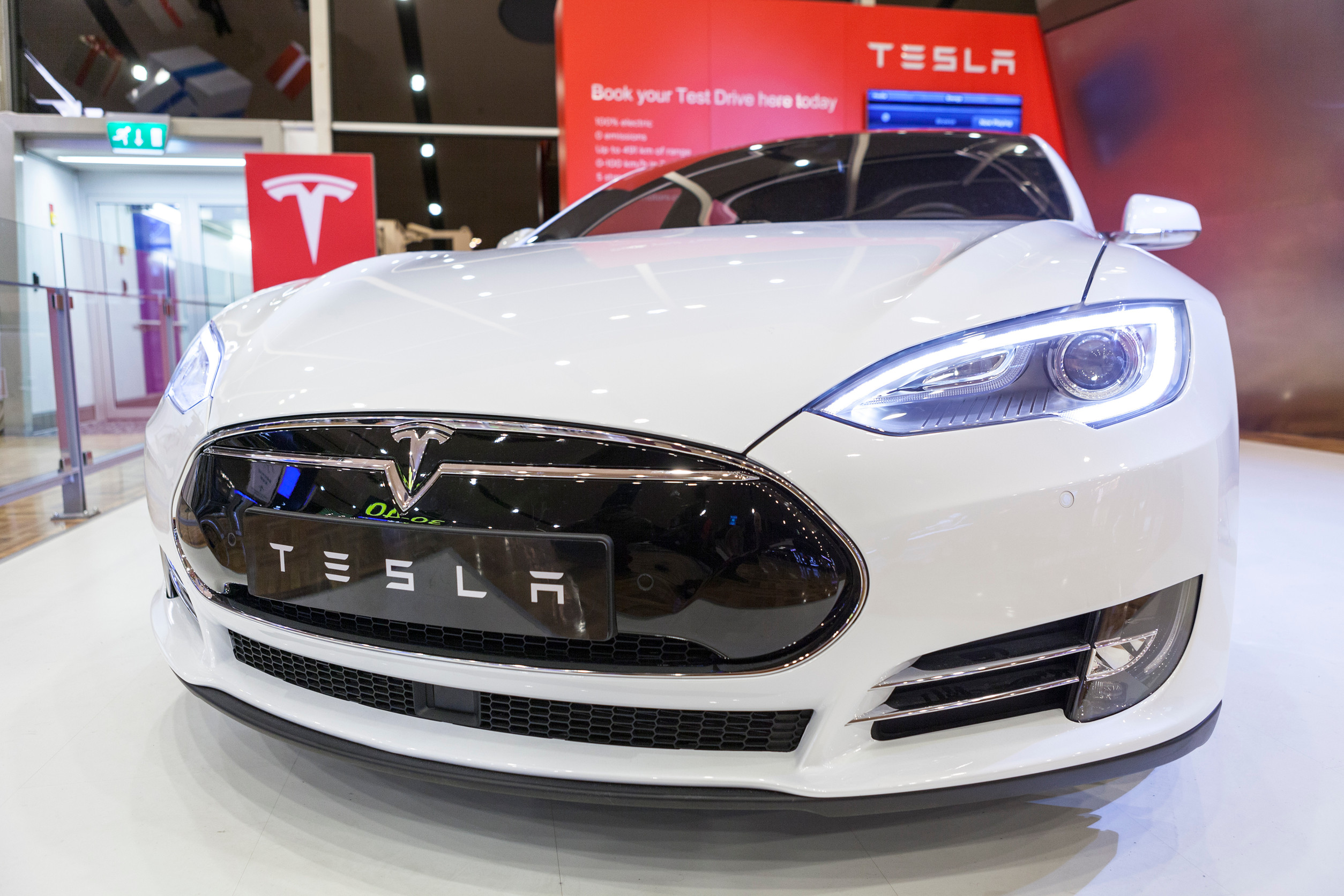 Tesla's Valuation Tug-of-War: Politics, Robotaxis, and Carbon Credits