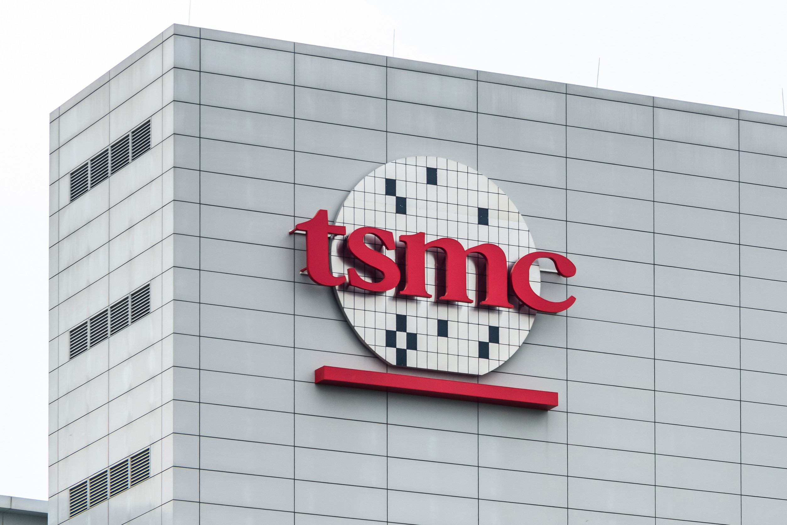 TSM Shares Rise as AI Demand Lifts Outlook Ahead of Q3 Results