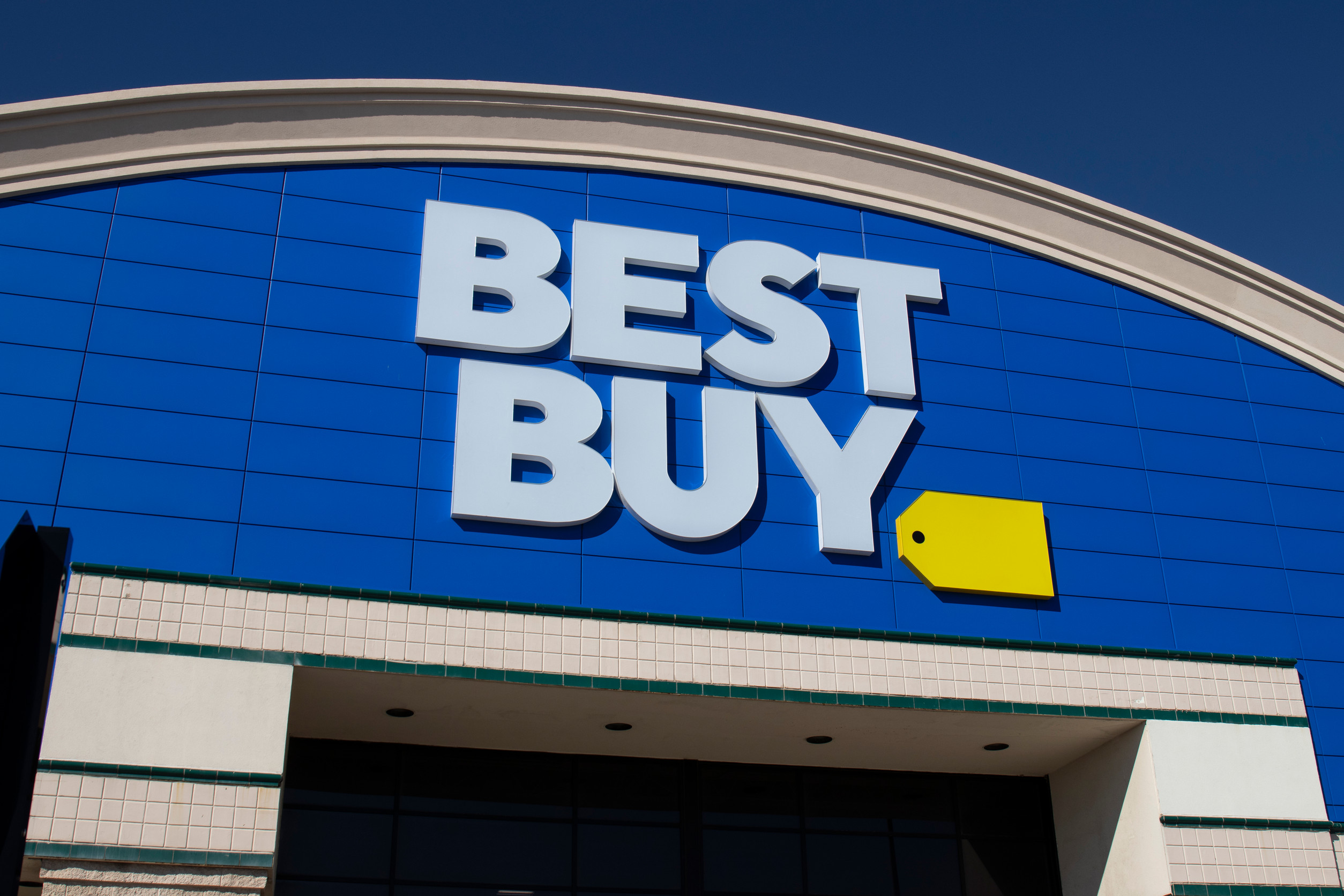 Best Buy Moves Higher After Q3 Beat Signals Improving Retail Trends