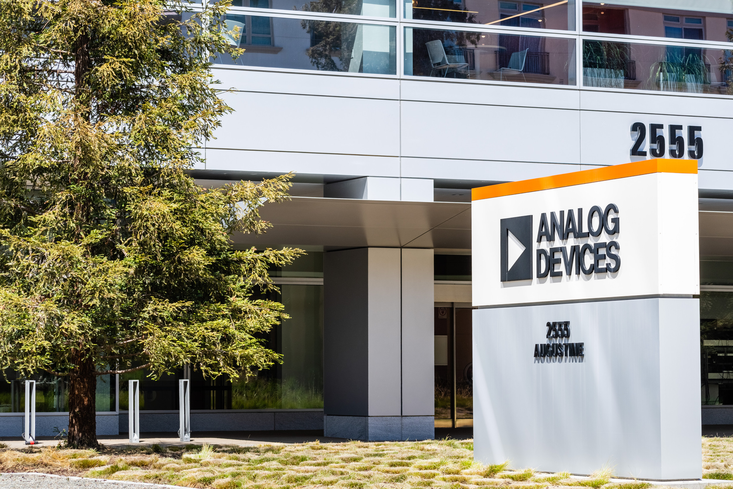 Analog Devices Surpasses Q4 Estimates and Projects Solid Growth for 2026