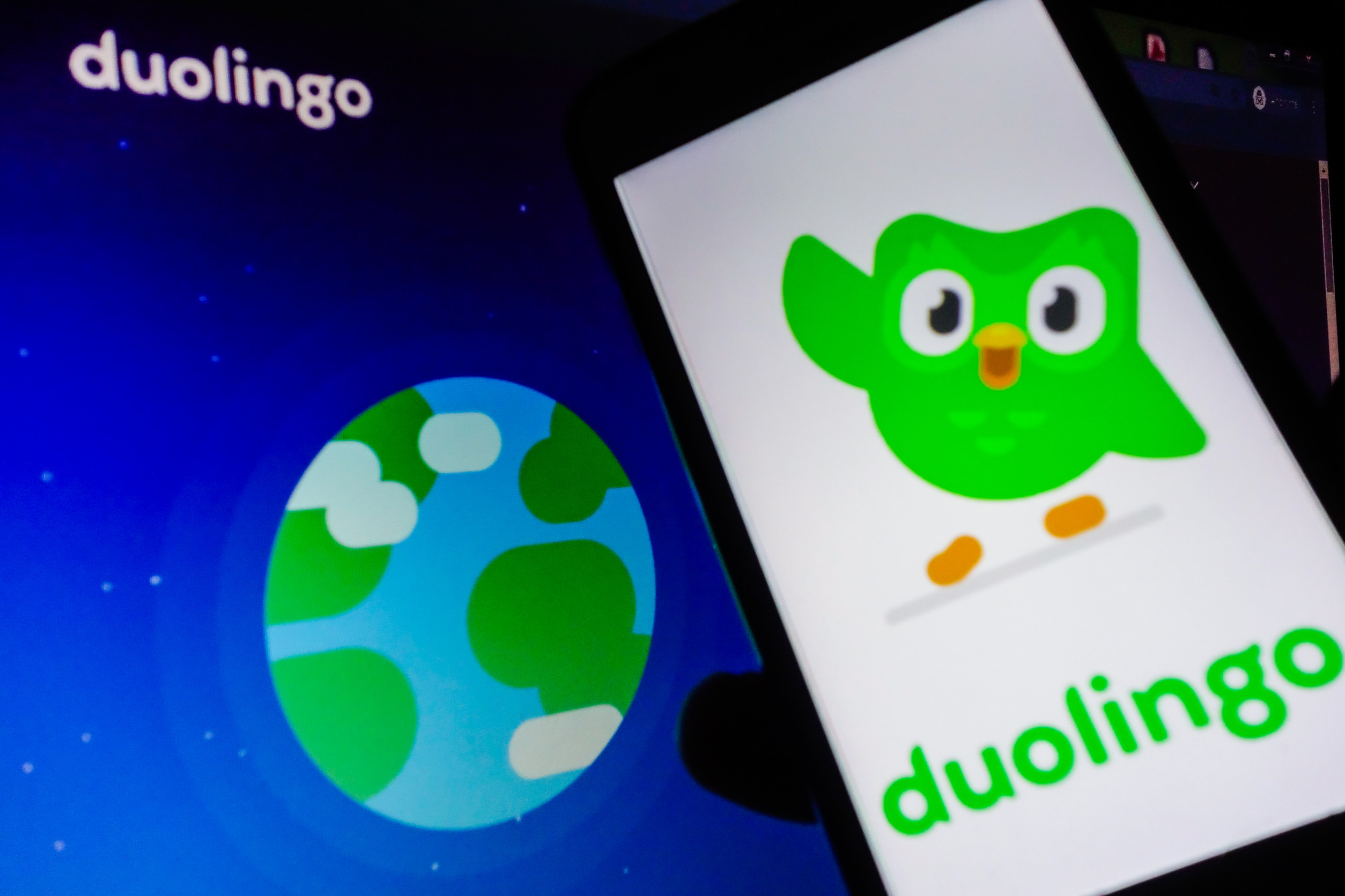 DUOL Stock Plummets 43%: Is Duolingo’s AI-Driven Strategy a Long-Term Buy?