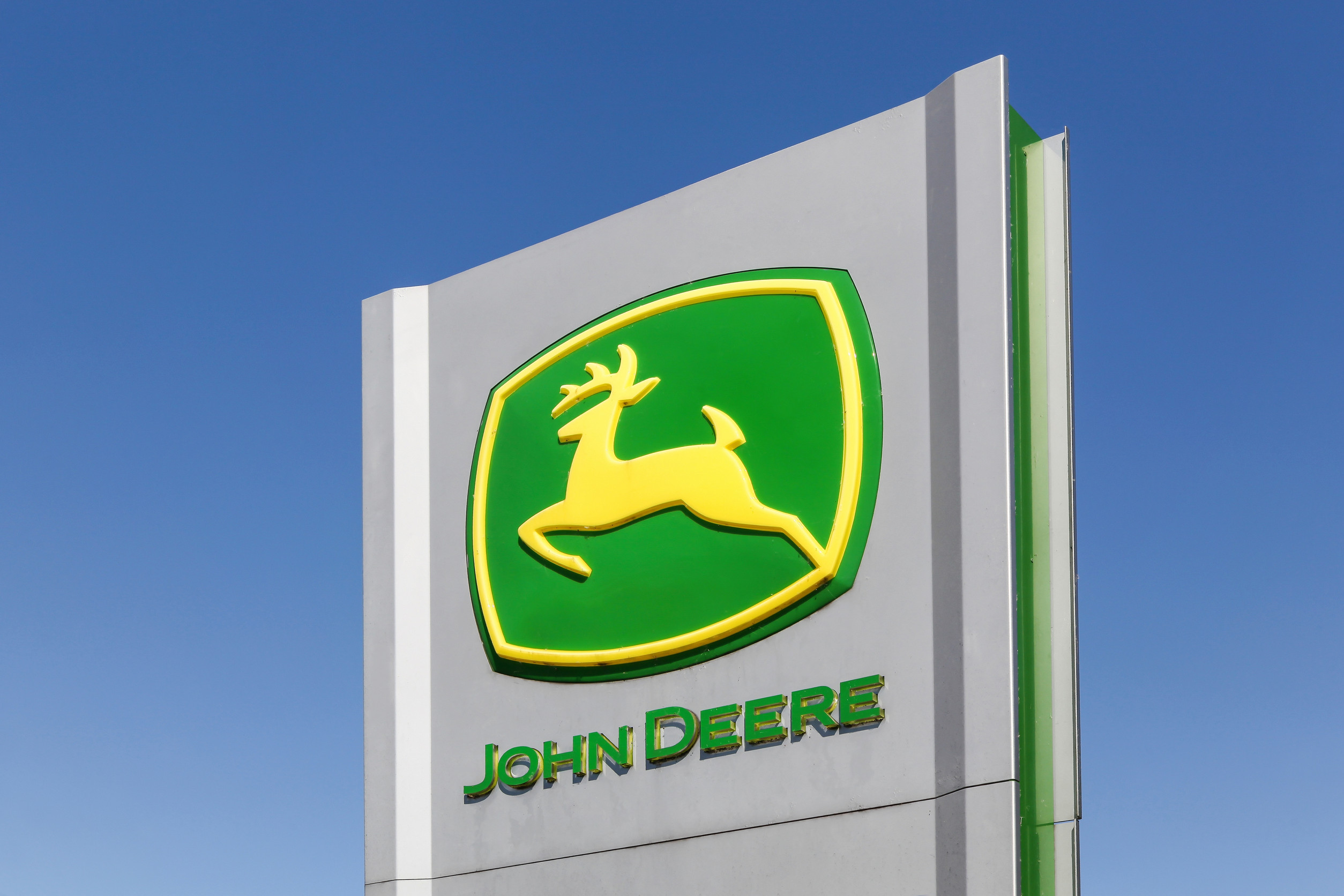 Deere Reports Lower Profit for Q4 but Surpasses Analyst Estimates