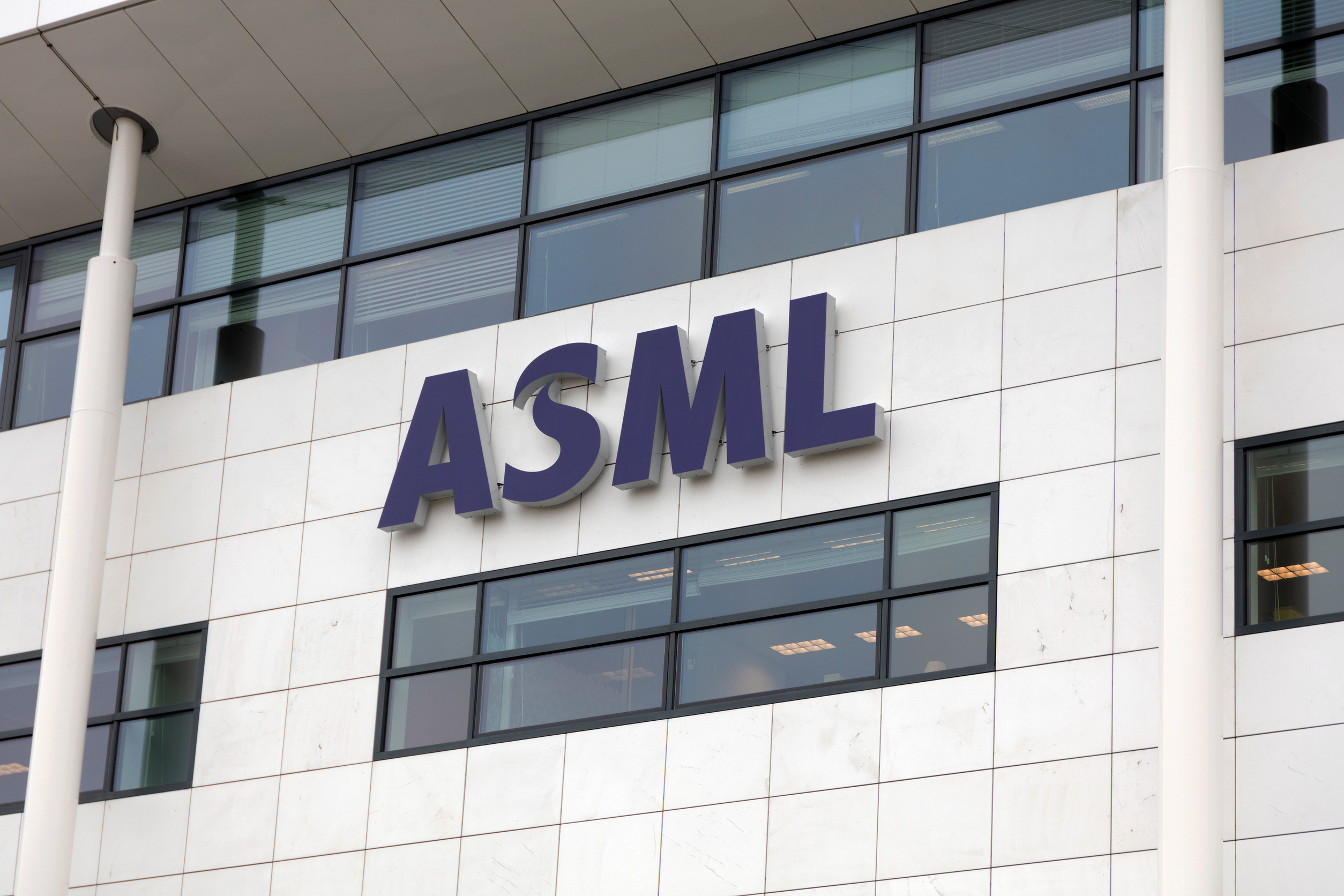 ASML After the Run: Buy the Monopoly or Wait for the Shock?