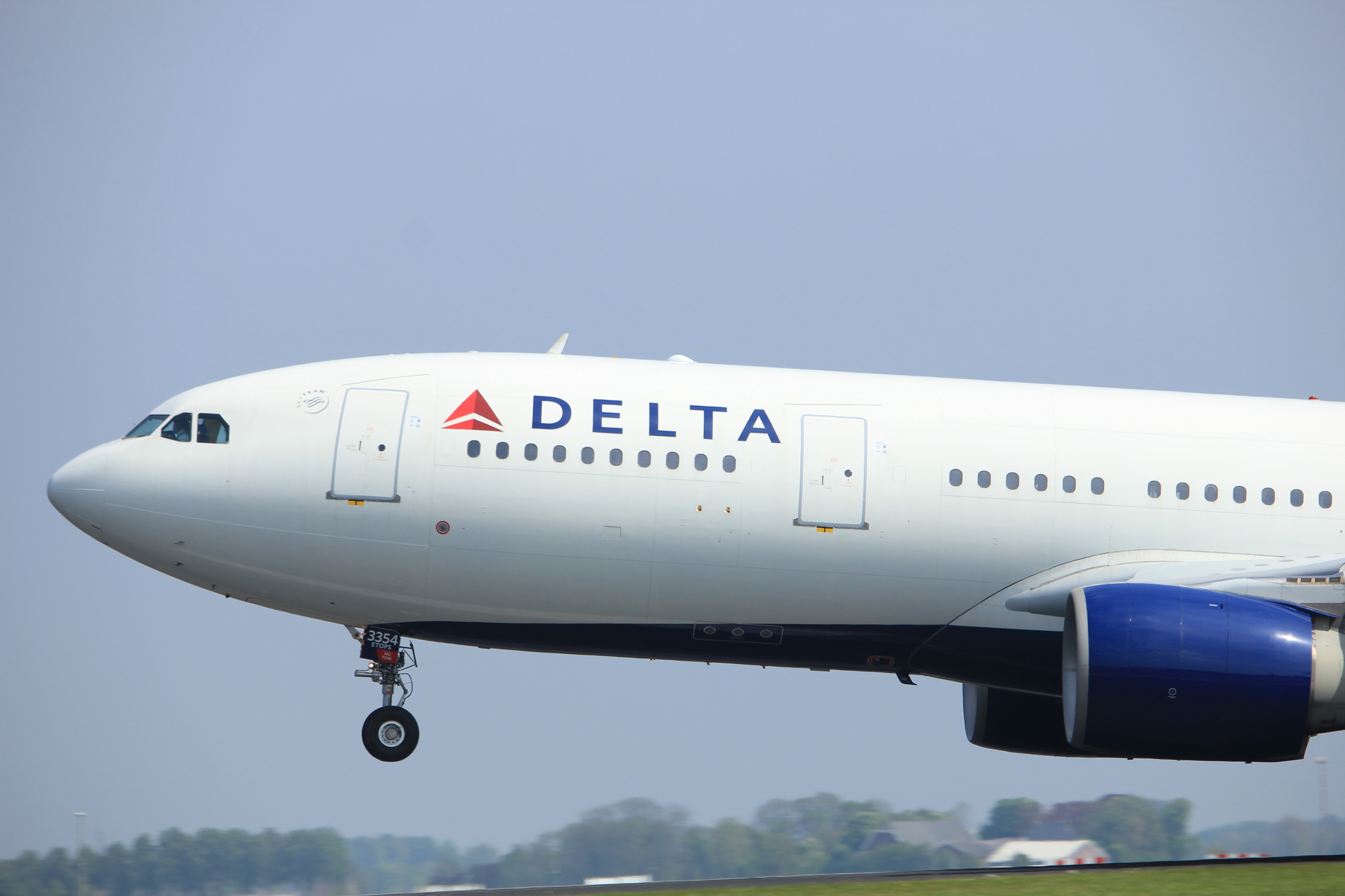Delta Air Lines (DAL) Surpasses EPS Expectations but Falls Short on Revenue