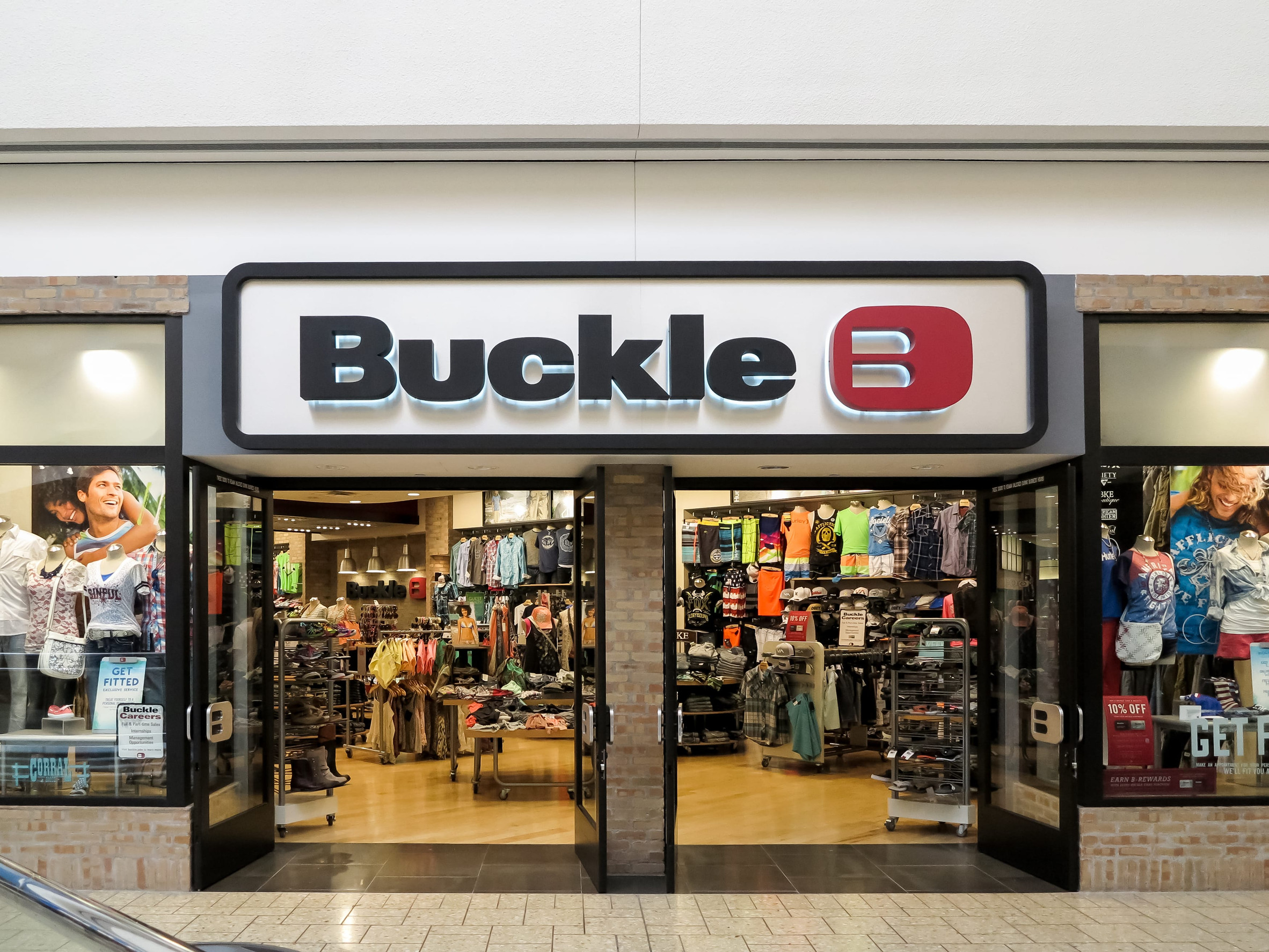 The Buckle, Inc. Surpasses Q4 2025 Earnings and Revenue Expectations